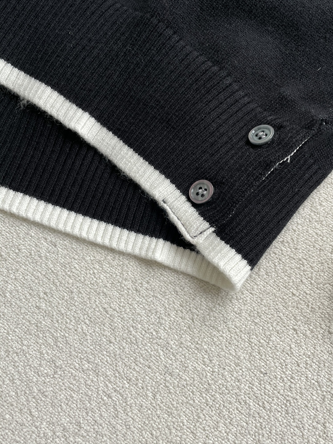 TB 重磅推荐！2025aw秋冬新款 专柜同步 时尚经典基础款针织衫 秋冬必备款 采用针织衫加厚毛衣，精