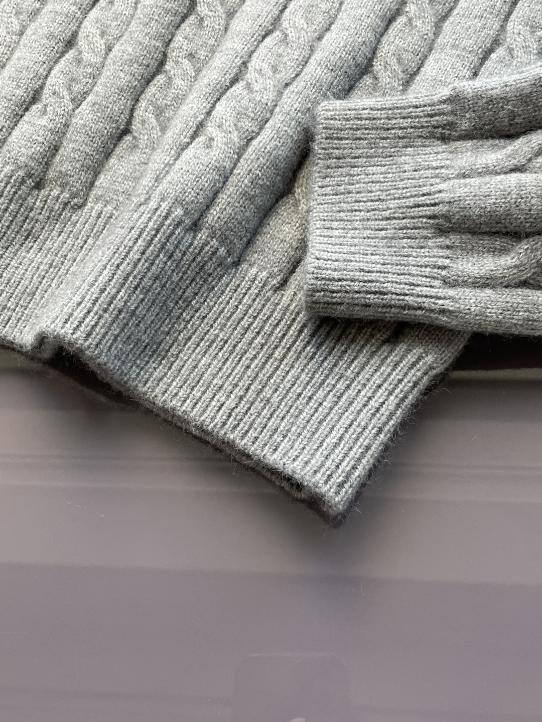 𝑹𝒂𝒍𝒑𝒉 𝑳𝒂𝒖𝒓𝒆𝒏 2025拉夫劳伦经典刺绣骑士小马logo纯色麻花针织毛衣男女同款！-面料采用高