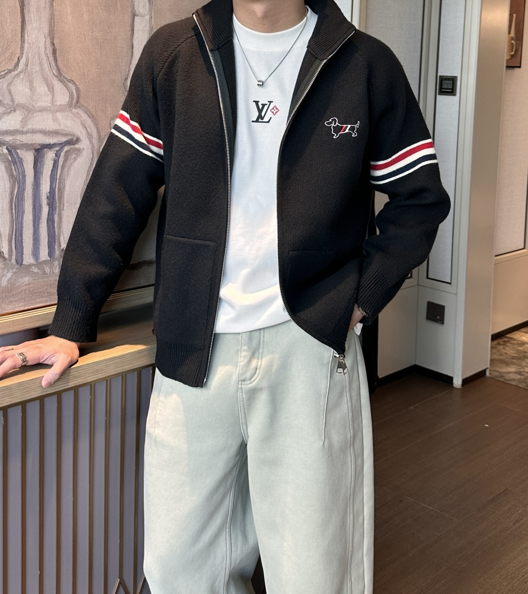 支持年后 TB 新款开衫针织毛衣！经典永不过时！外观简洁干净，秋日可以单穿，深冬最为内搭！定制进口高支数