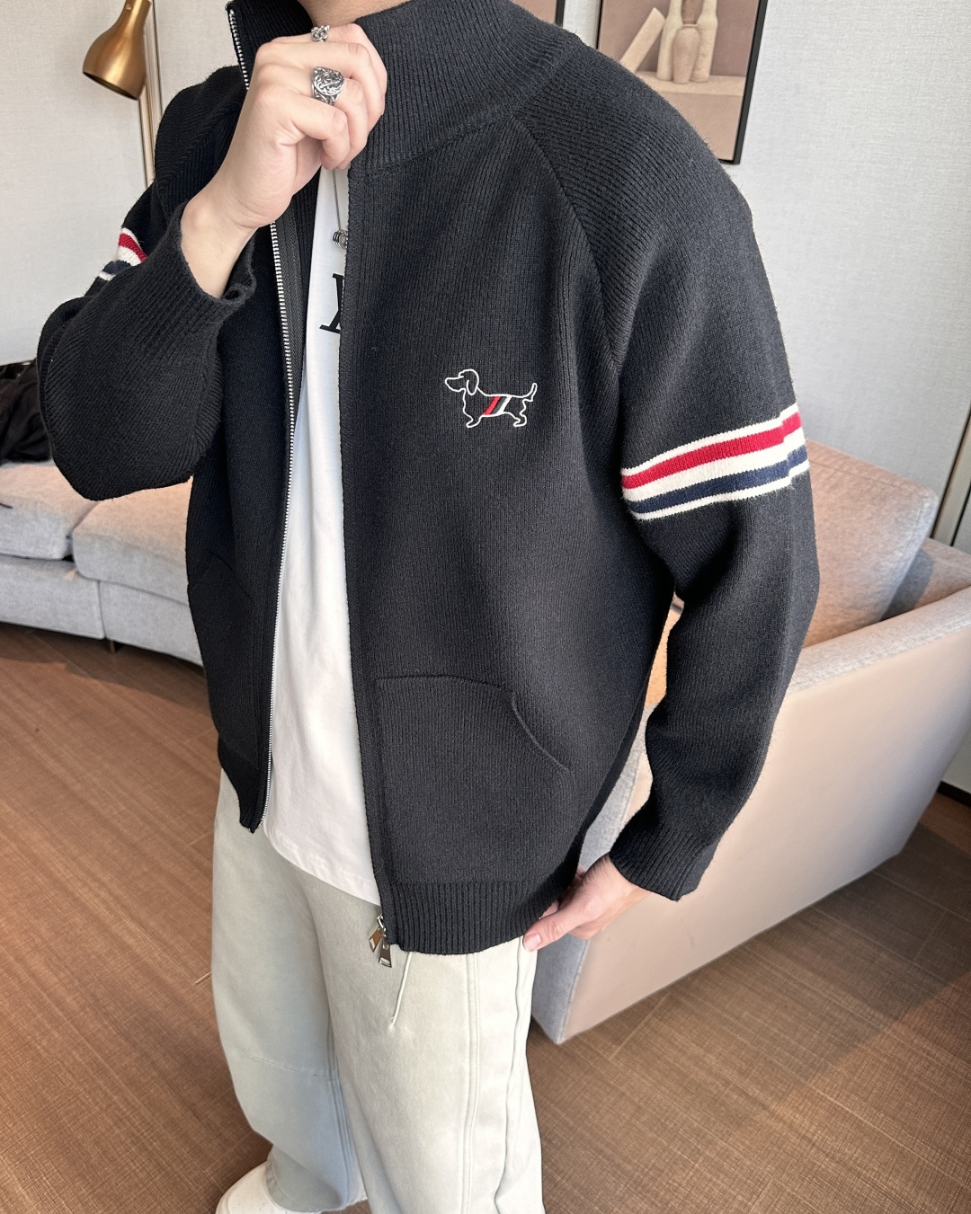 支持年后 TB 新款开衫针织毛衣！经典永不过时！外观简洁干净，秋日可以单穿，深冬最为内搭！定制进口高支数