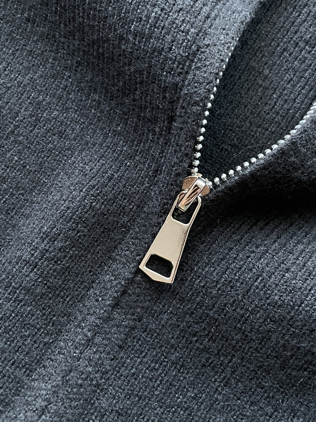 支持年后 TB 新款开衫针织毛衣！经典永不过时！外观简洁干净，秋日可以单穿，深冬最为内搭！定制进口高支数