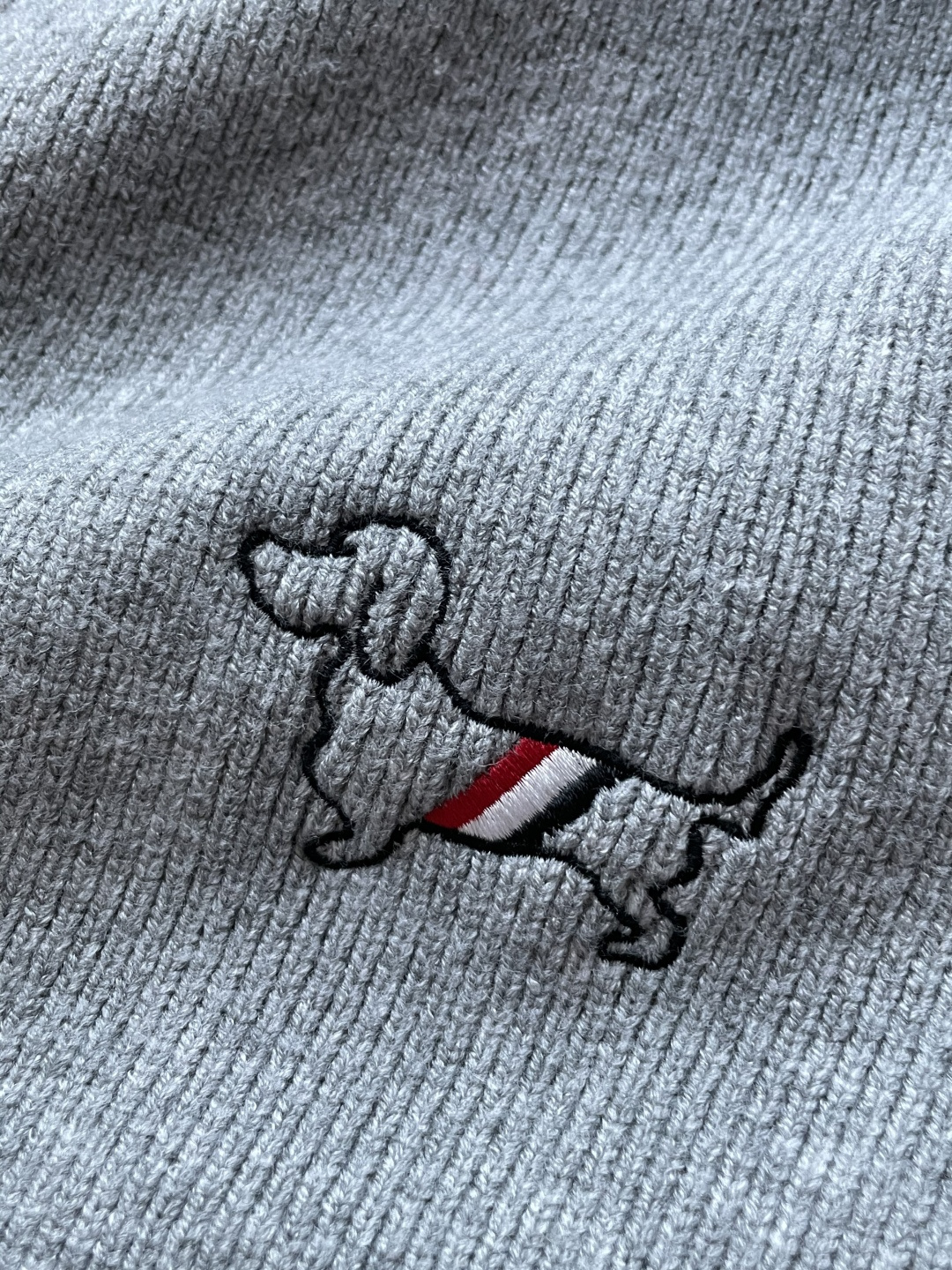 支持年后 TB 新款开衫针织毛衣！经典永不过时！外观简洁干净，秋日可以单穿，深冬最为内搭！定制进口高支数