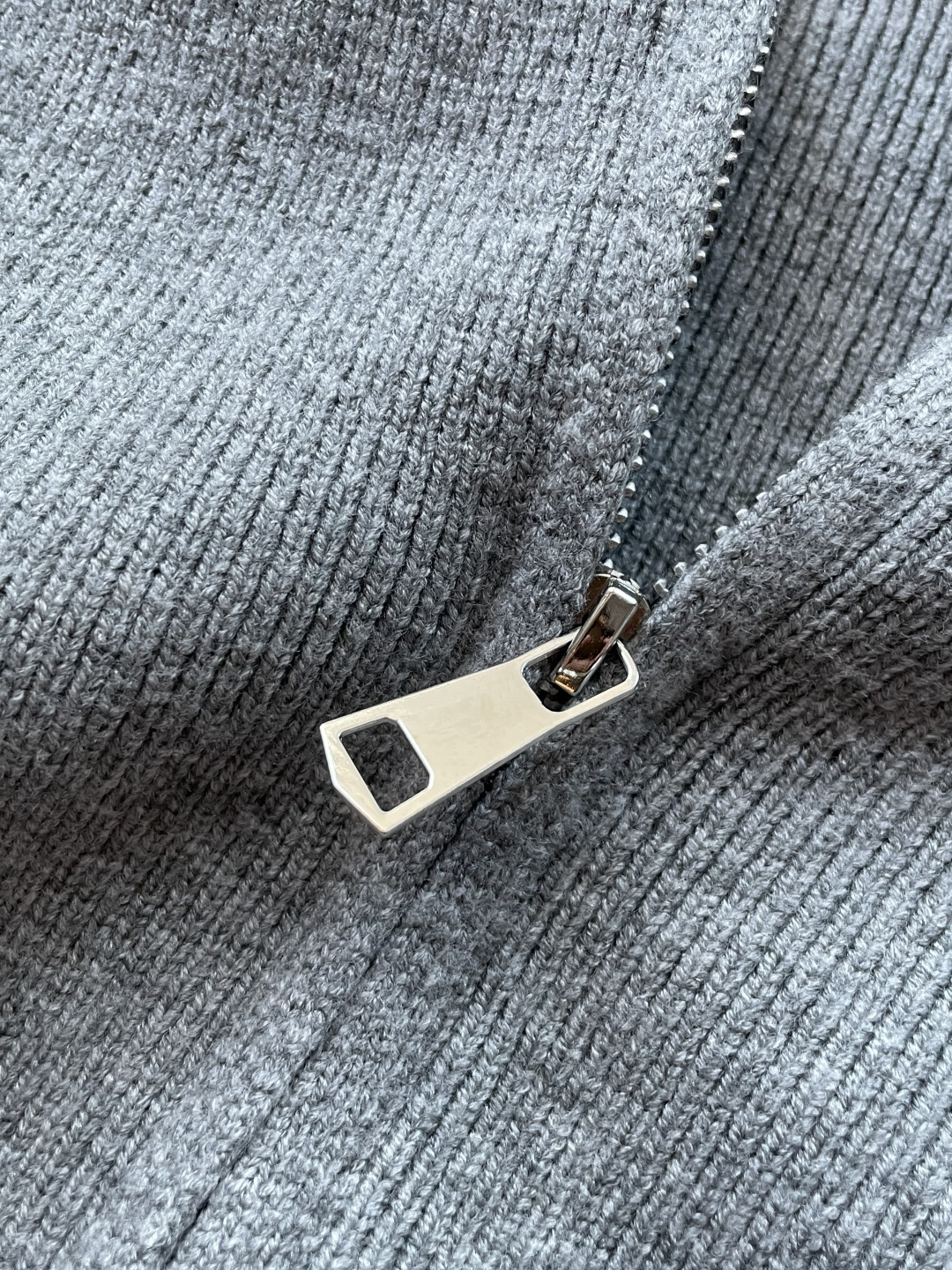 支持年后 TB 新款开衫针织毛衣！经典永不过时！外观简洁干净，秋日可以单穿，深冬最为内搭！定制进口高支数