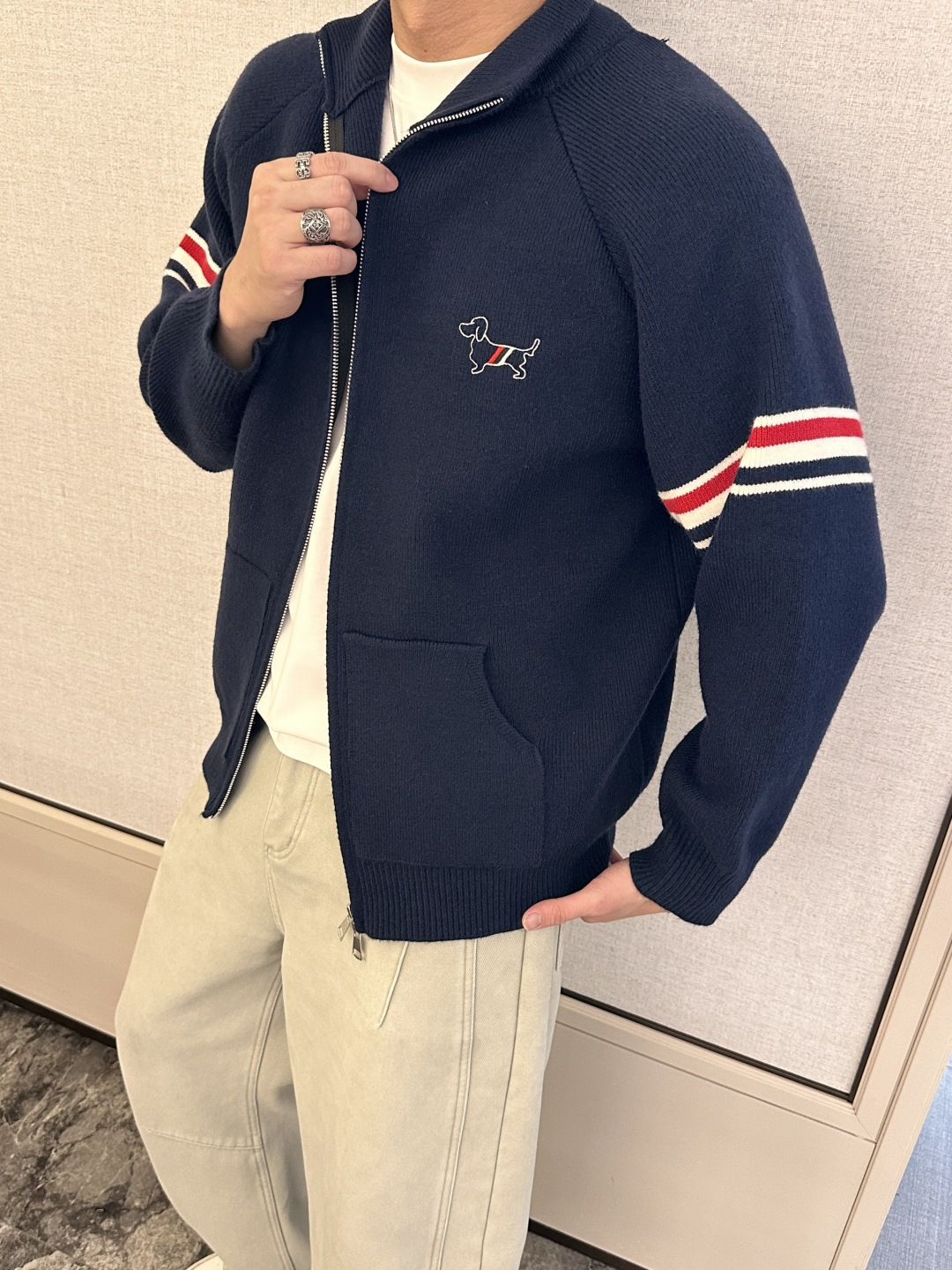 支持年后 TB 新款开衫针织毛衣！经典永不过时！外观简洁干净，秋日可以单穿，深冬最为内搭！定制进口高支数