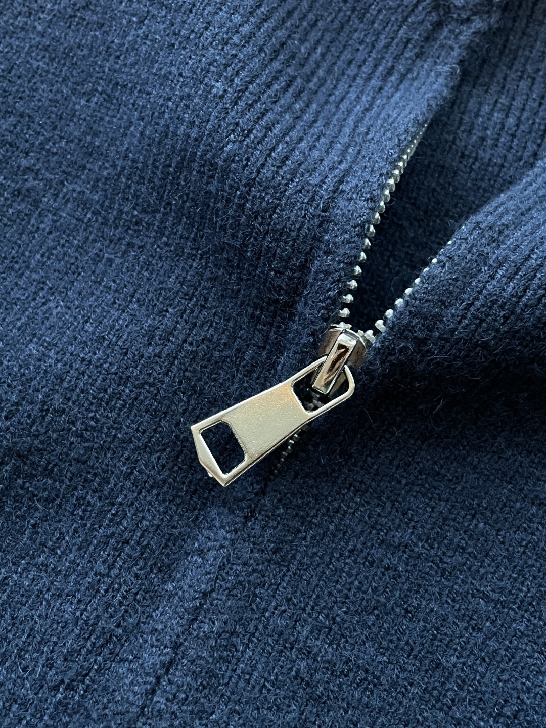 支持年后 TB 新款开衫针织毛衣！经典永不过时！外观简洁干净，秋日可以单穿，深冬最为内搭！定制进口高支数