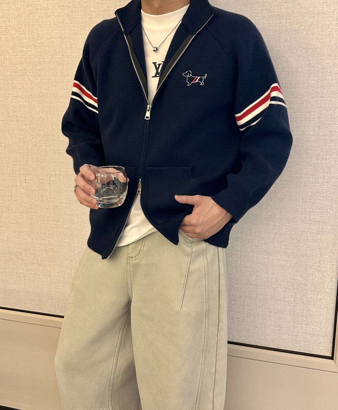 NO:683898,TB new cardigan knitted sweater!  Classics never go out of style!  The appearance is simple and clean, you can wear it alone in autumn, and it is best worn as an inner layer in late winter!  Customized imported high-thread-count wool blended fabric, which has been smoothed and is skin-friendly without irritation!  It has good warmth retention and comfort at the same time!  Color black gray blue code number 48-56,,sweaters,19860909TB 新款开衫针织毛衣！经典永不过时！外观简洁干净,秋日可以单穿,深冬最为内搭！定制进口高支数羊毛混纺面料,经过柔顺处理,亲肤不扎！同时具有良好的保暖性与舒适性！ 颜色黑色 灰色 蓝色 码数48-56,,sweaters,,Men's clothing