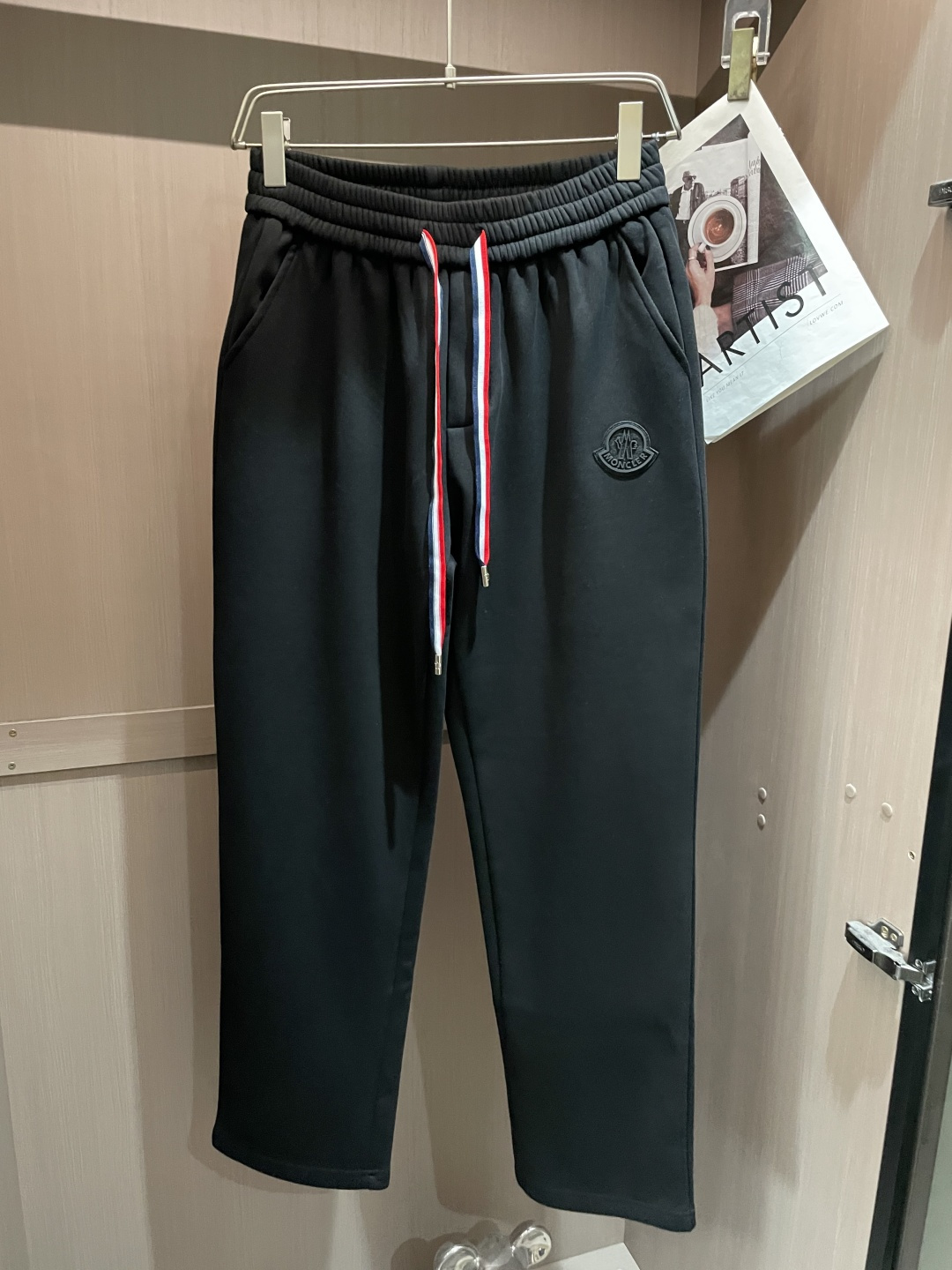 NO:683861,Mengkou 2025 autumn and winter latest casual pants with velvet lining, very warm!  The shape is great, it can repair various leg shapes very well, and it is very personalized!  Soft and sweat-wicking, extremely comfortable. The waistband of the trouser legs is customized with elastic elastic bands and original accessories details. The upper body is sporty, casual and fashionable, a must-have for leisure and travel. Sizes M-XXXL, Moncler,19860909蒙口 2025秋冬最新休闲裤 内里加绒,非常保暖！版型超赞,能很好的修复各种腿型,非常个性！柔软排汗,舒适度极高.裤腿腰部订制松紧橡筋、原版辅料细节.上身运动休闲时尚,出街休闲、外出旅游必备. 尺码M-XXXL,,Moncler,,Men's clothing