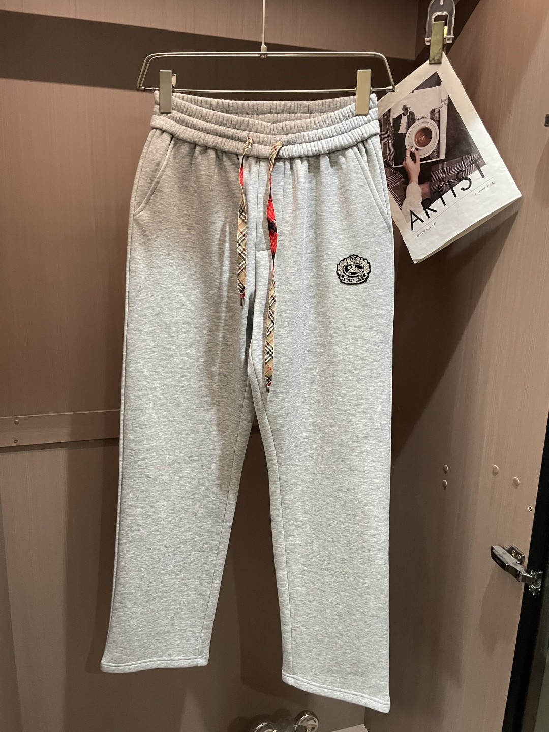 NO:683866,Bur's latest casual pants for autumn and winter 2025 are lined with velvet and are very warm!  The shape is great, it can repair various leg shapes very well, and it is very personalized!  Soft and sweat-wicking, extremely comfortable. The waistband of the trouser legs is customized with elastic elastic bands and original accessories details. The upper body is sporty, casual and fashionable, a must-have for leisure and travel. Sizes M-XXXL,, burberry,19860909Bur 2025秋冬最新休闲裤 内里加绒,非常保暖！版型超赞,能很好的修复各种腿型,非常个性！柔软排汗,舒适度极高.裤腿腰部订制松紧橡筋、原版辅料细节.上身运动休闲时尚,出街休闲、外出旅游必备. 尺码M-XXXL,,burberry,,Men's clothing