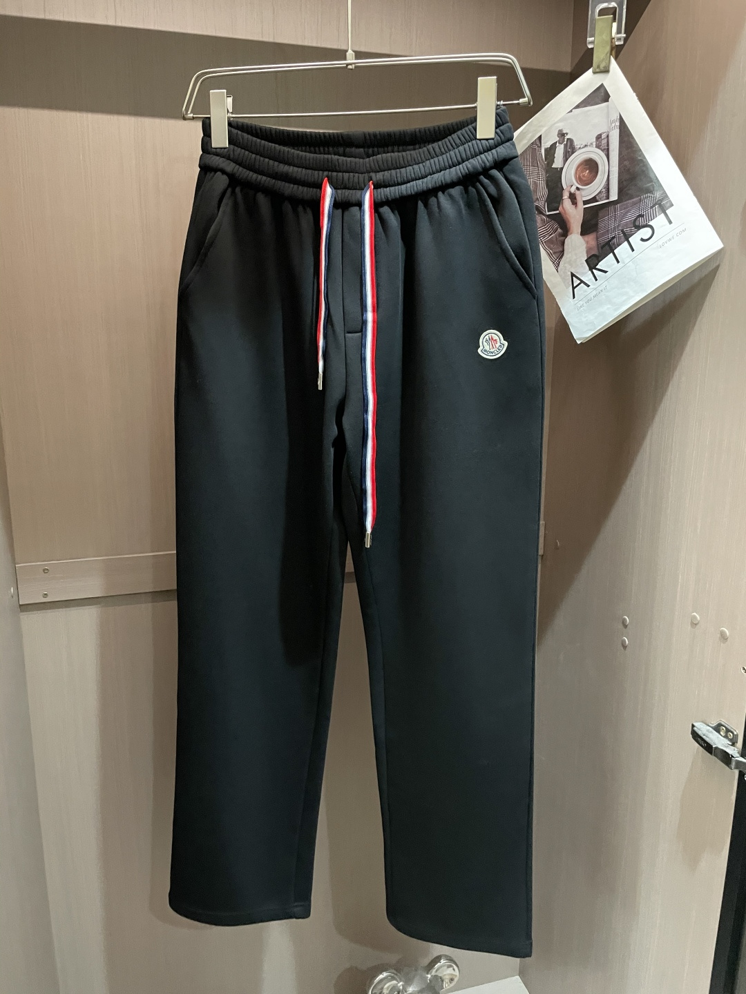 NO:683873,Mengkou 2025 autumn and winter latest casual pants with velvet lining, very warm!  The shape is great, it can repair various leg shapes very well, and it is very personalized!  Soft and sweat-wicking, extremely comfortable. The waistband of the trouser legs is customized with elastic elastic bands and original accessories details. The upper body is sporty, casual and fashionable, a must-have for leisure and travel. Sizes M-XXXL, Moncler,19860909蒙口 2025秋冬最新休闲裤 内里加绒,非常保暖！版型超赞,能很好的修复各种腿型,非常个性！柔软排汗,舒适度极高.裤腿腰部订制松紧橡筋、原版辅料细节.上身运动休闲时尚,出街休闲、外出旅游必备. 尺码M-XXXL,,Moncler,,Men's clothing