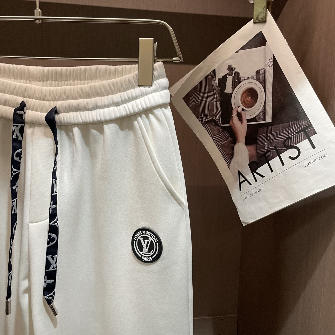 Lv 2025秋冬最新休闲裤 内里加绒，非常保暖！版型超赞，能很好的修复各种腿型，非常个性！柔软排汗，舒