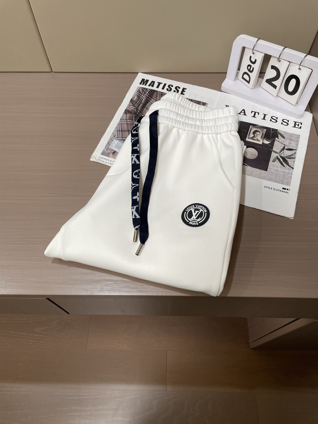 Lv 2025秋冬最新休闲裤 内里加绒，非常保暖！版型超赞，能很好的修复各种腿型，非常个性！柔软排汗，舒