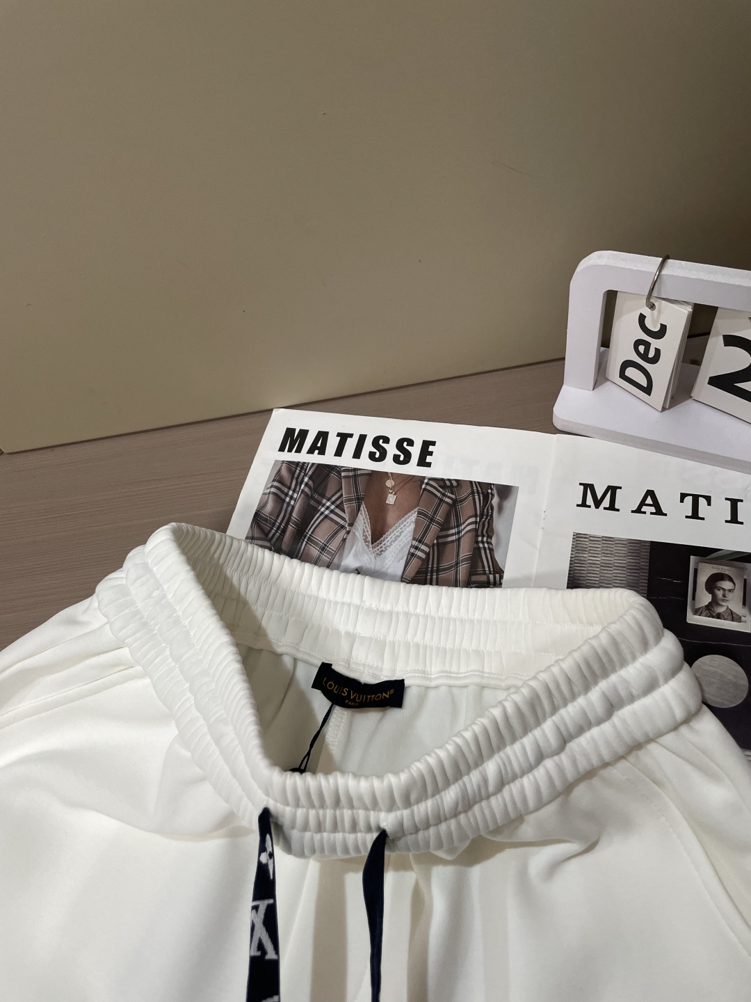 Lv 2025秋冬最新休闲裤 内里加绒，非常保暖！版型超赞，能很好的修复各种腿型，非常个性！柔软排汗，舒