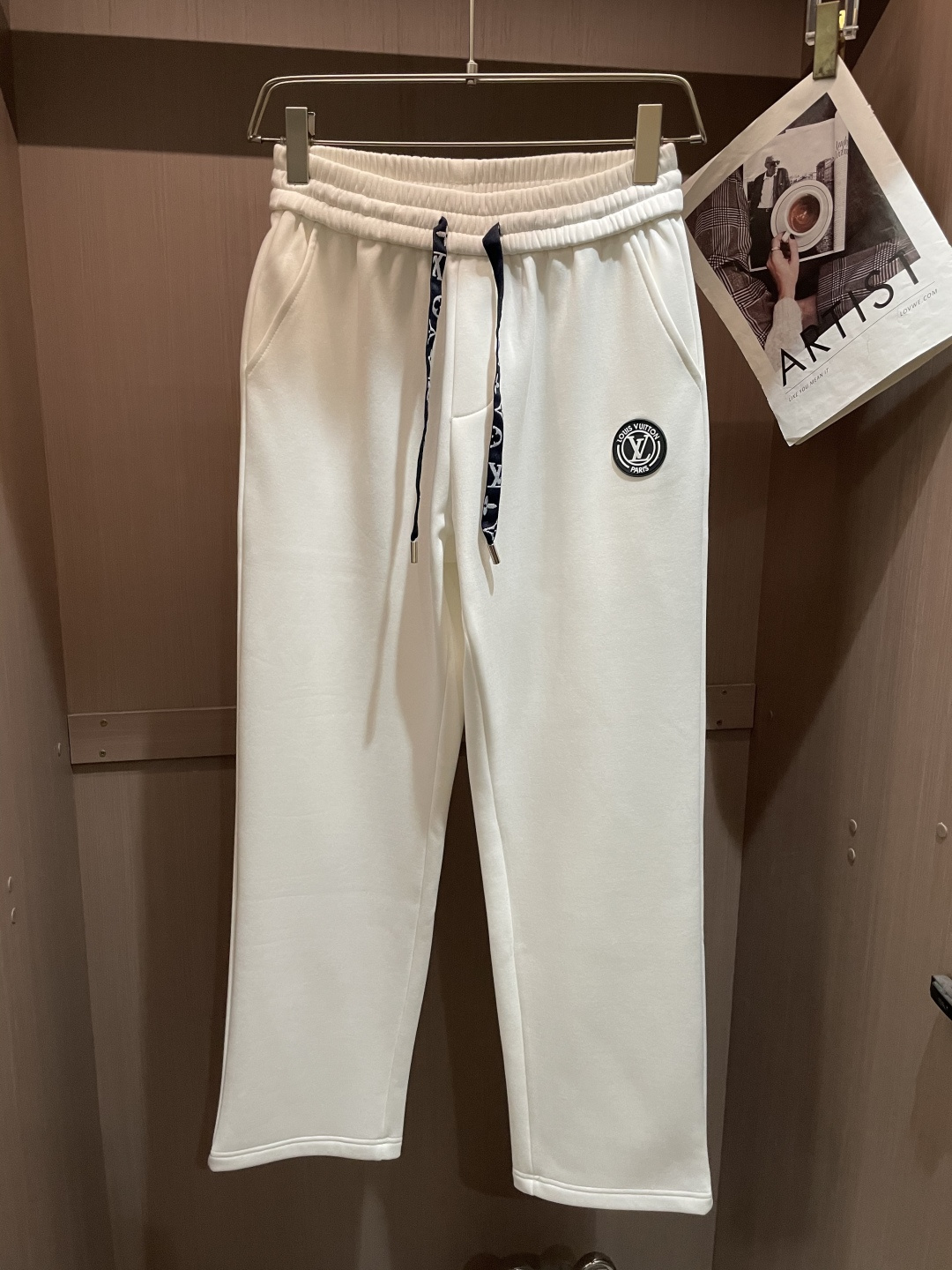 Lv 2025秋冬最新休闲裤 内里加绒，非常保暖！版型超赞，能很好的修复各种腿型，非常个性！柔软排汗，舒