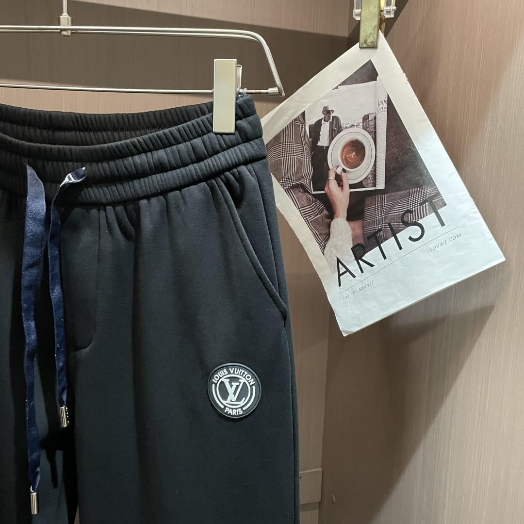 Lv 2025秋冬最新休闲裤 内里加绒，非常保暖！版型超赞，能很好的修复各种腿型，非常个性！柔软排汗，舒