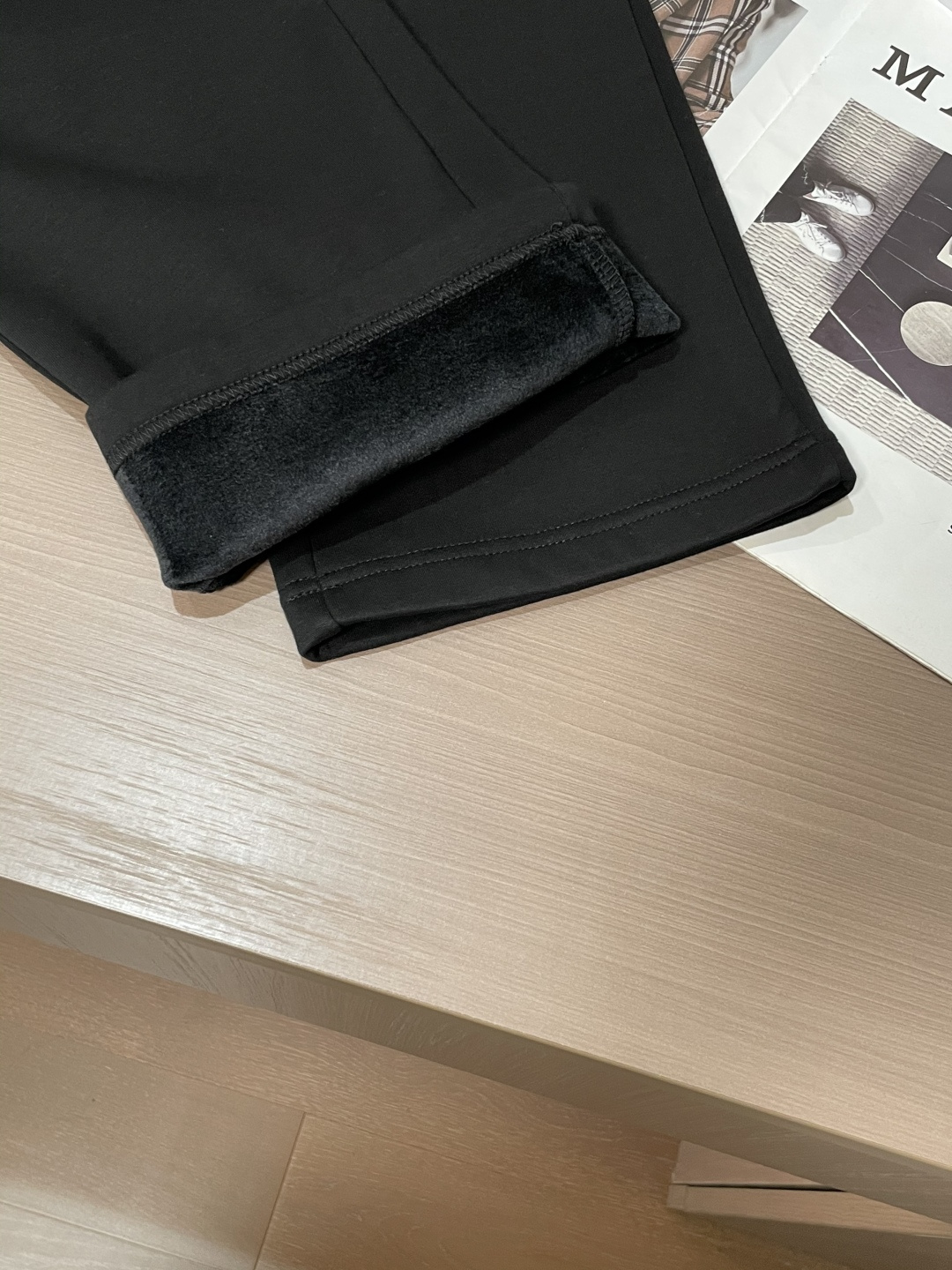 Lv 2025秋冬最新休闲裤 内里加绒，非常保暖！版型超赞，能很好的修复各种腿型，非常个性！柔软排汗，舒