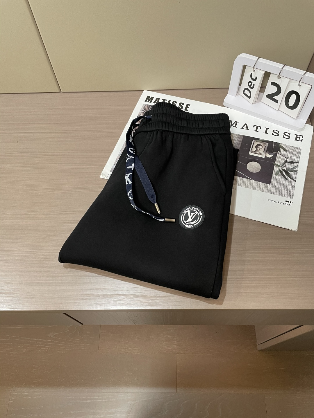 Lv 2025秋冬最新休闲裤 内里加绒，非常保暖！版型超赞，能很好的修复各种腿型，非常个性！柔软排汗，舒