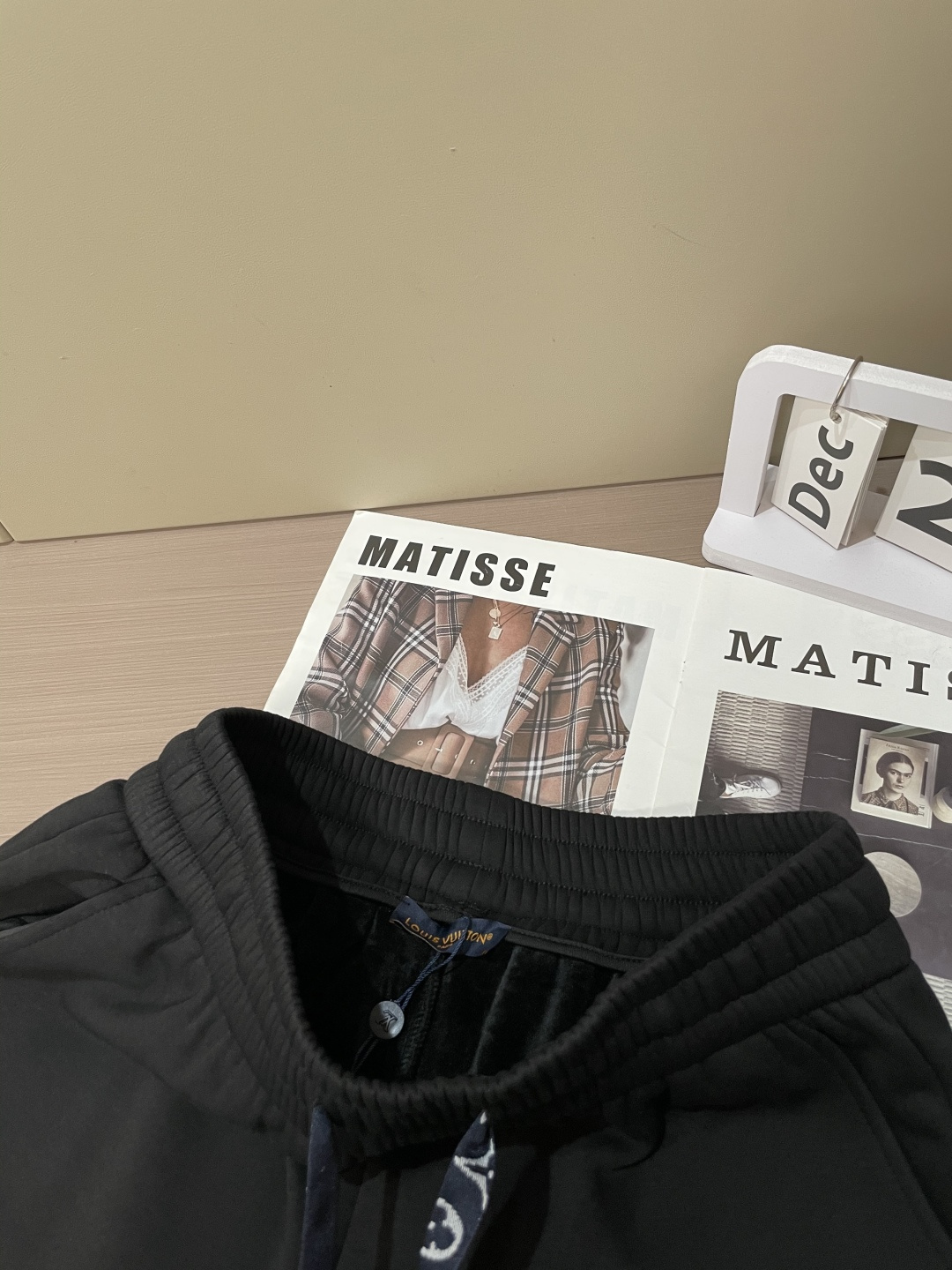 Lv 2025秋冬最新休闲裤 内里加绒，非常保暖！版型超赞，能很好的修复各种腿型，非常个性！柔软排汗，舒