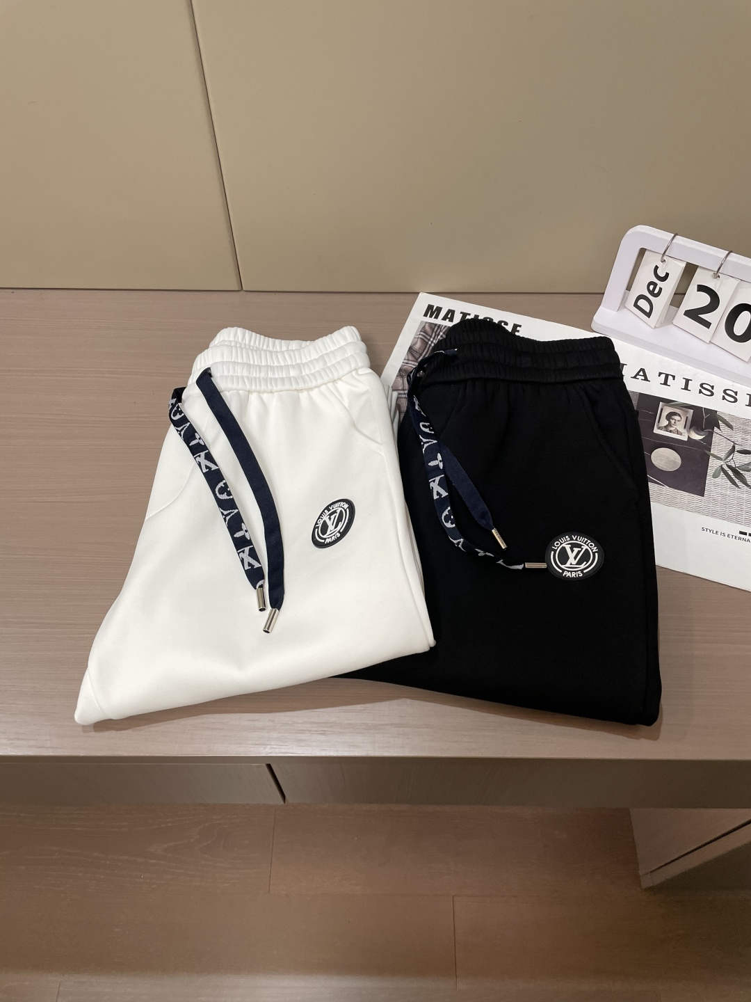 Lv 2025秋冬最新休闲裤 内里加绒，非常保暖！版型超赞，能很好的修复各种腿型，非常个性！柔软排汗，舒