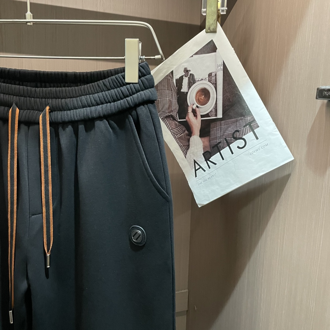 杰尼亚 2025秋冬最新休闲裤 内里加绒，非常保暖！版型超赞，能很好的修复各种腿型，非常个性！柔软排汗，