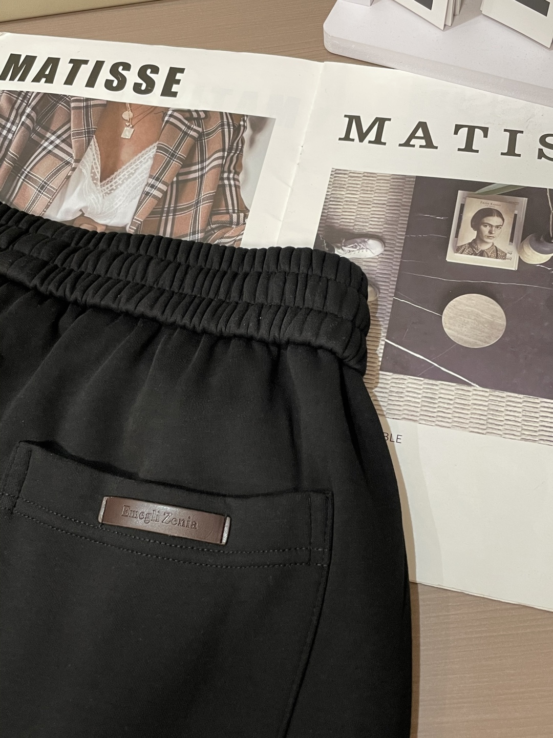 杰尼亚 2025秋冬最新休闲裤 内里加绒，非常保暖！版型超赞，能很好的修复各种腿型，非常个性！柔软排汗，