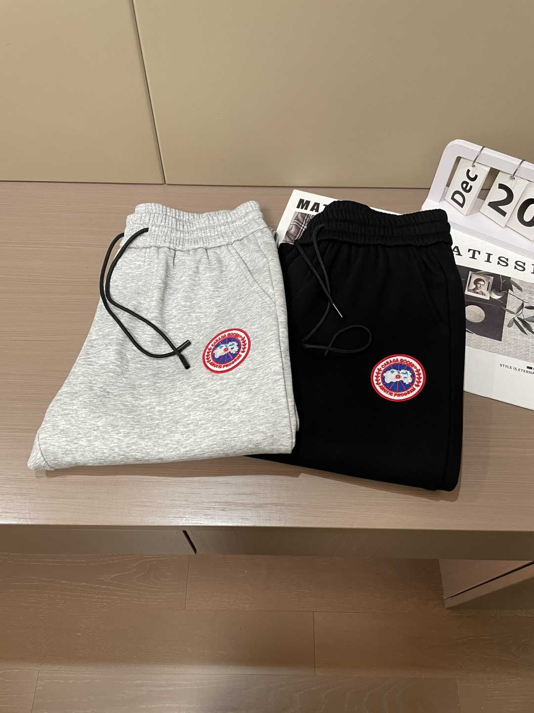 加拿大鹅 2025秋冬最新休闲裤 内里加绒，非常保暖！版型超赞，能很好的修复各种腿型，非常个性！柔软排汗