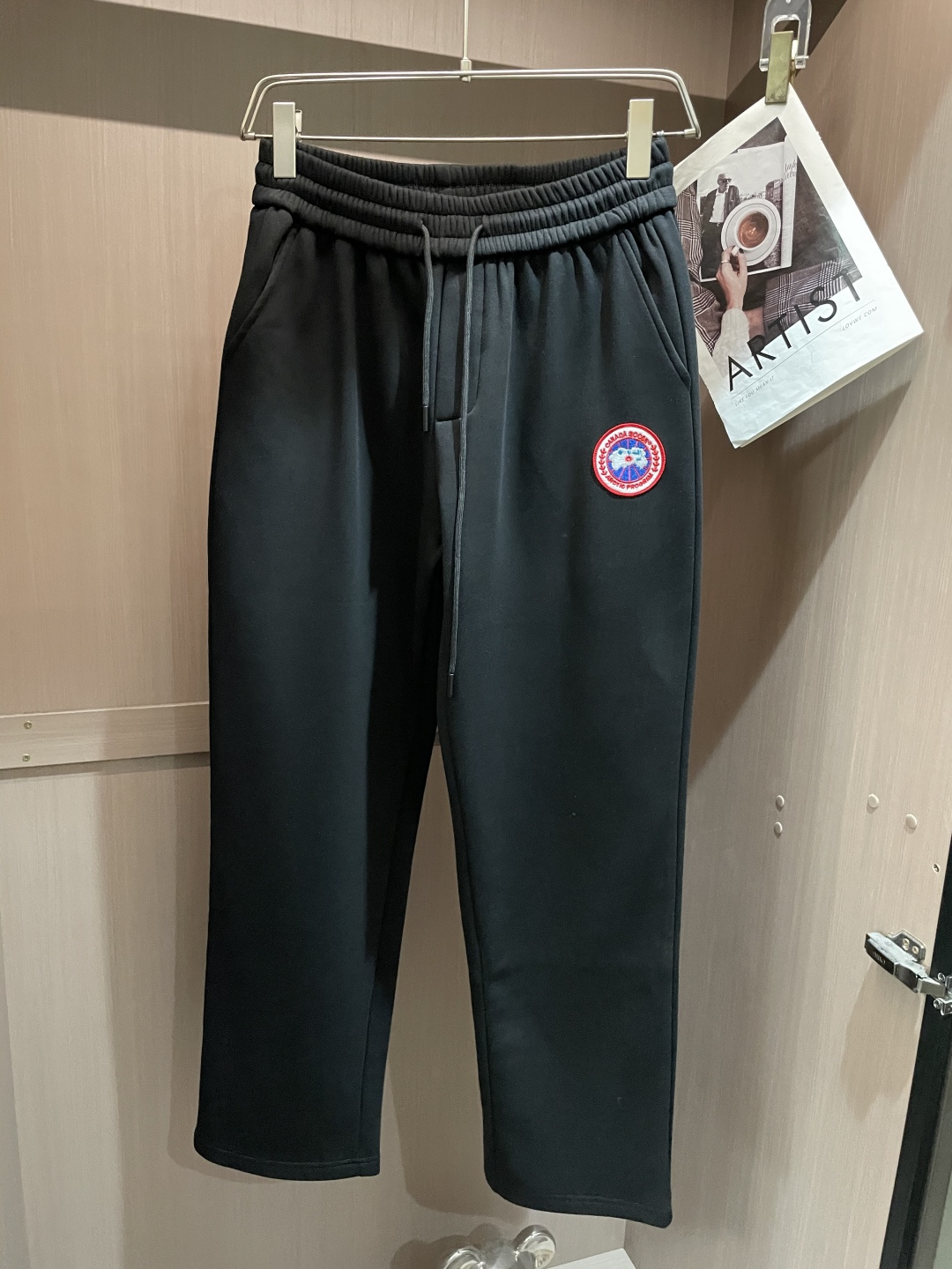 NO:683882,Canada Goose's latest casual pants for autumn and winter 2025 are lined with velvet and are very warm!  The shape is great, it can repair various leg shapes very well, and it is very personalized!  Soft and sweat-wicking, extremely comfortable. The waistband of the trouser legs is customized with elastic elastic bands and original accessories details. The upper body is sporty, casual and fashionable, a must-have for leisure and travel. Sizes M-XXXL,,19860909加拿大鹅 2025秋冬最新休闲裤 内里加绒,非常保暖！版型超赞,能很好的修复各种腿型,非常个性！柔软排汗,舒适度极高.裤腿腰部订制松紧橡筋、原版辅料细节.上身运动休闲时尚,出街休闲、外出旅游必备. 尺码M-XXXL,,,Men's clothing