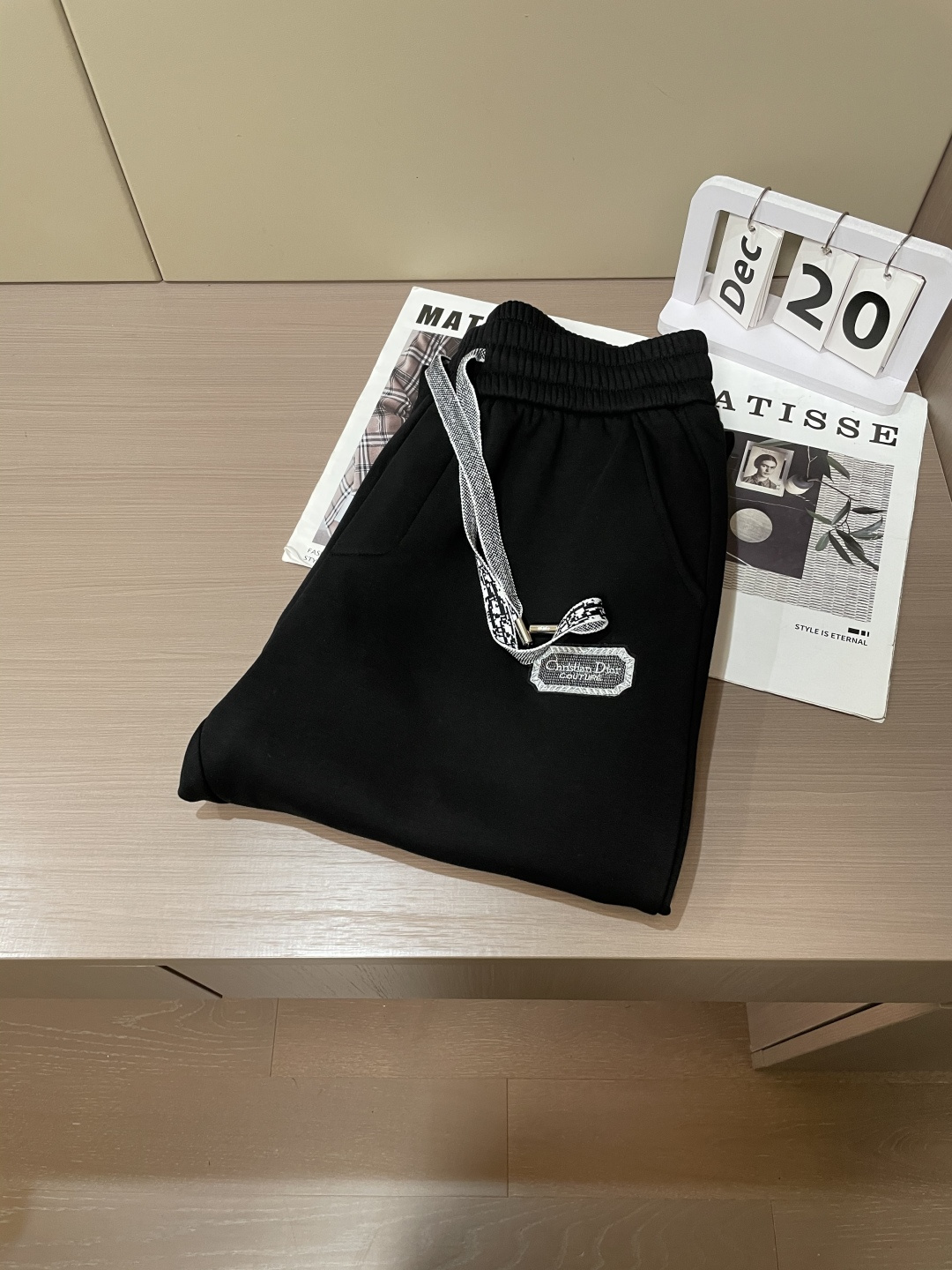 Dior 2025秋冬最新休闲裤 内里加绒，非常保暖！版型超赞，能很好的修复各种腿型，非常个性！柔软排汗