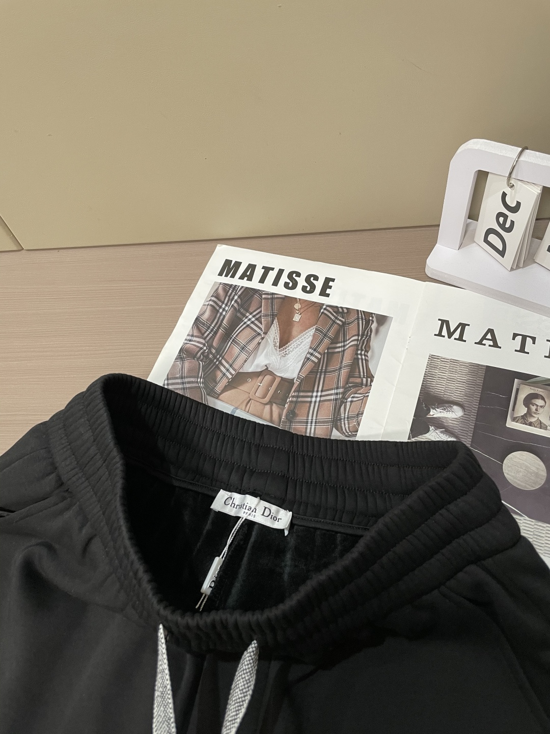 Dior 2025秋冬最新休闲裤 内里加绒，非常保暖！版型超赞，能很好的修复各种腿型，非常个性！柔软排汗