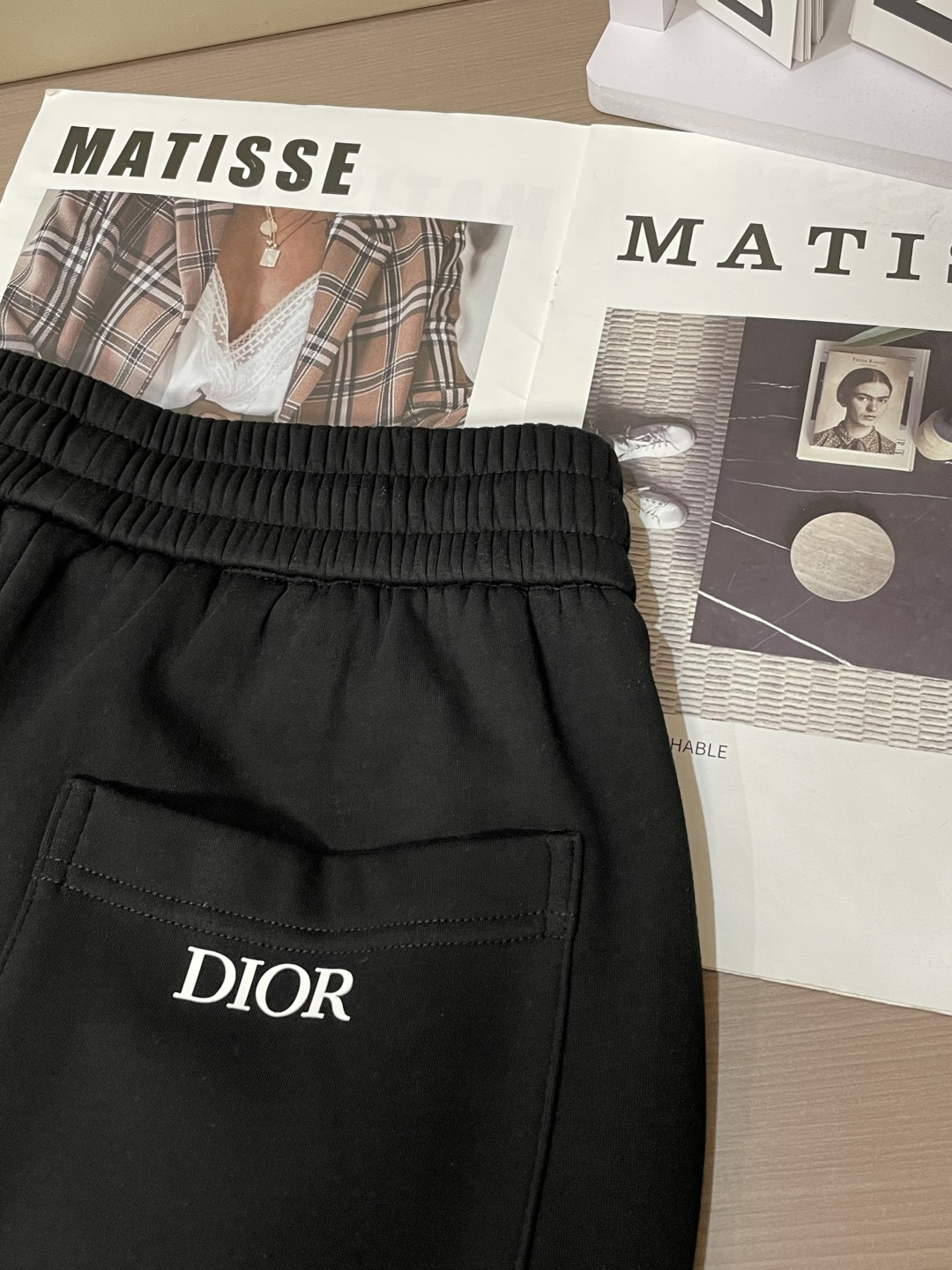 Dior 2025秋冬最新休闲裤 内里加绒，非常保暖！版型超赞，能很好的修复各种腿型，非常个性！柔软排汗