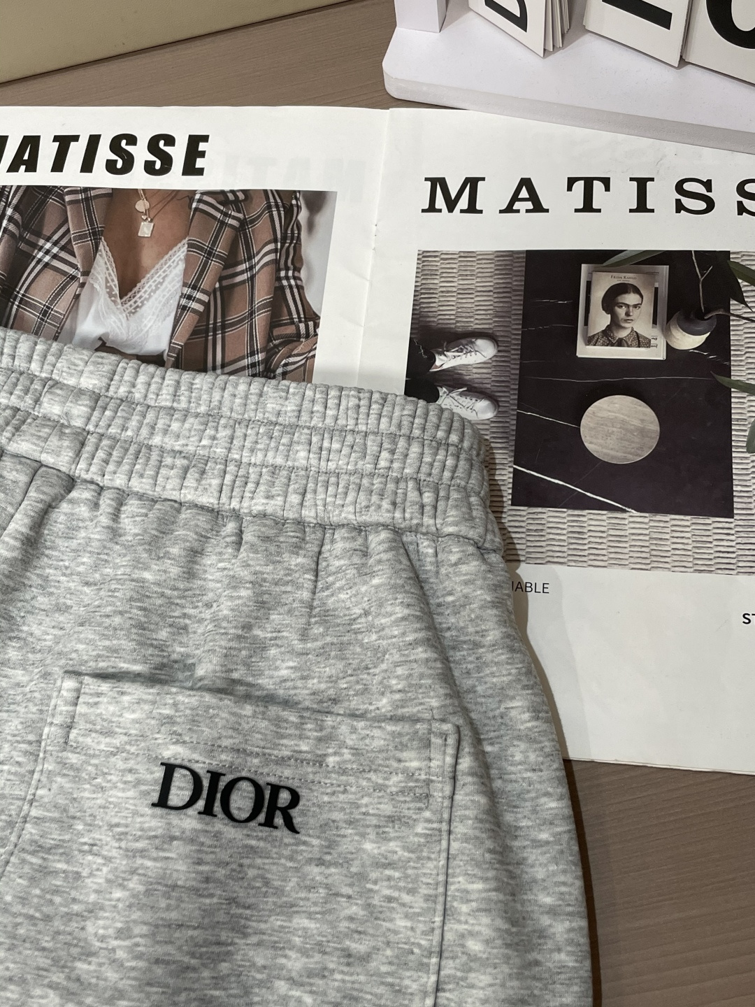 Dior 2025秋冬最新休闲裤 内里加绒，非常保暖！版型超赞，能很好的修复各种腿型，非常个性！柔软排汗