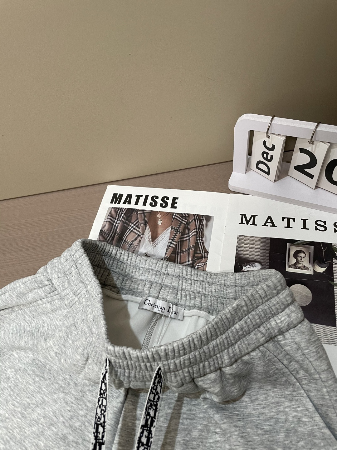 Dior 2025秋冬最新休闲裤 内里加绒，非常保暖！版型超赞，能很好的修复各种腿型，非常个性！柔软排汗