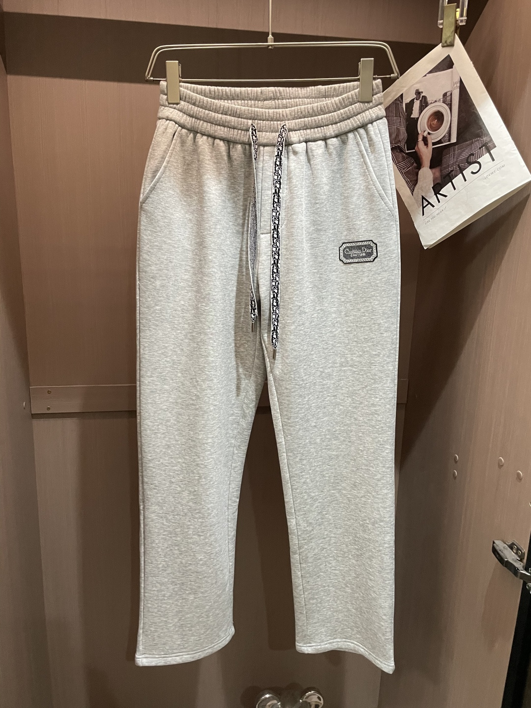 NO:683887,Dior's latest casual pants for autumn and winter 2025 are lined with velvet and are very warm!  The shape is great, it can repair various leg shapes very well, and it is very personalized!  Soft and sweat-wicking, extremely comfortable. The waistband of the trouser legs is customized with elastic elastic bands and original accessories details. The upper body is sporty, casual and fashionable, a must-have for leisure and travel. Sizes M-XXXL, dior,19860909Dior 2025秋冬最新休闲裤 内里加绒,非常保暖！版型超赞,能很好的修复各种腿型,非常个性！柔软排汗,舒适度极高.裤腿腰部订制松紧橡筋、原版辅料细节.上身运动休闲时尚,出街休闲、外出旅游必备. 尺码M-XXXL,,dior,,Men's clothing