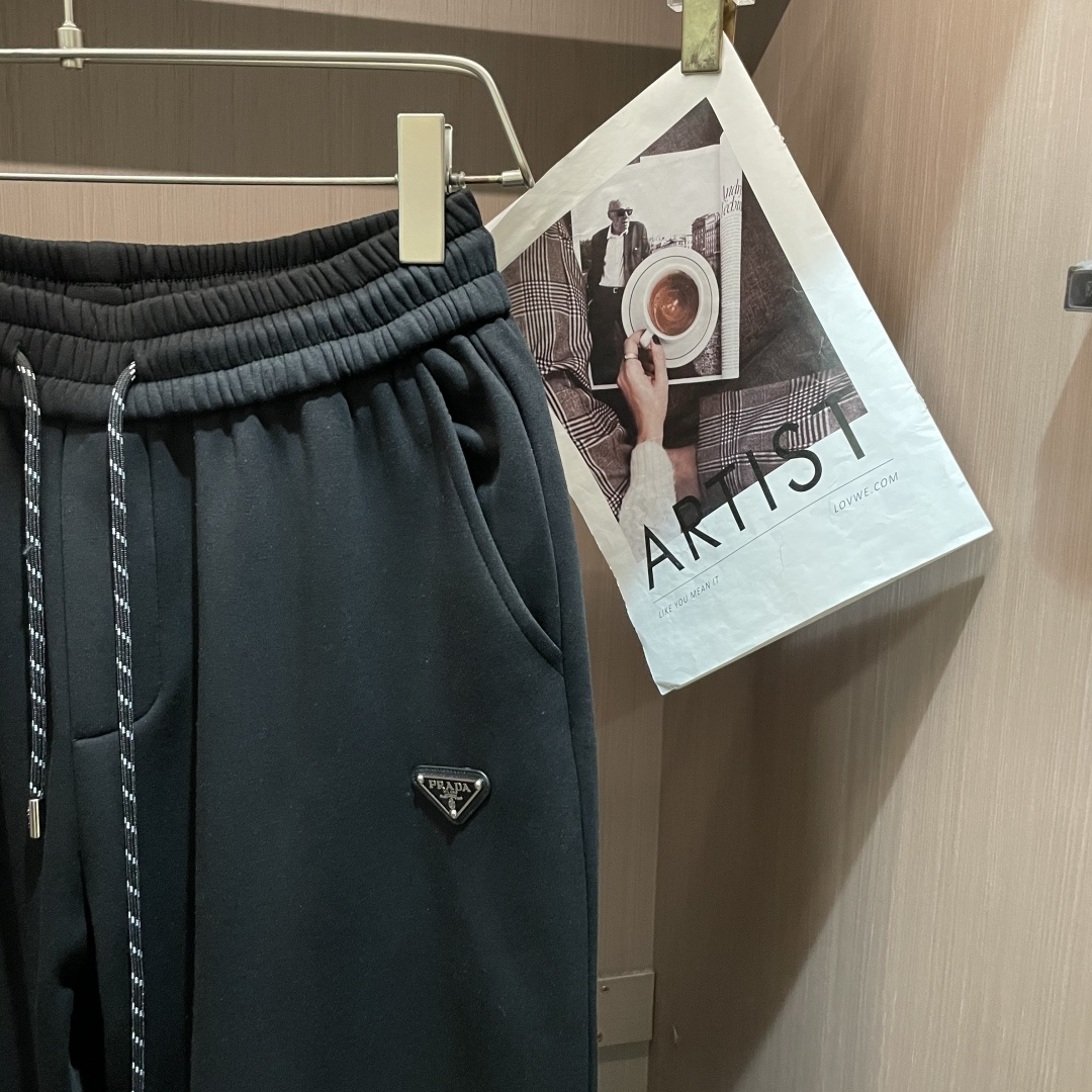 Prad 2025秋冬最新休闲裤 内里加绒，非常保暖！版型超赞，能很好的修复各种腿型，非常个性！柔软排汗