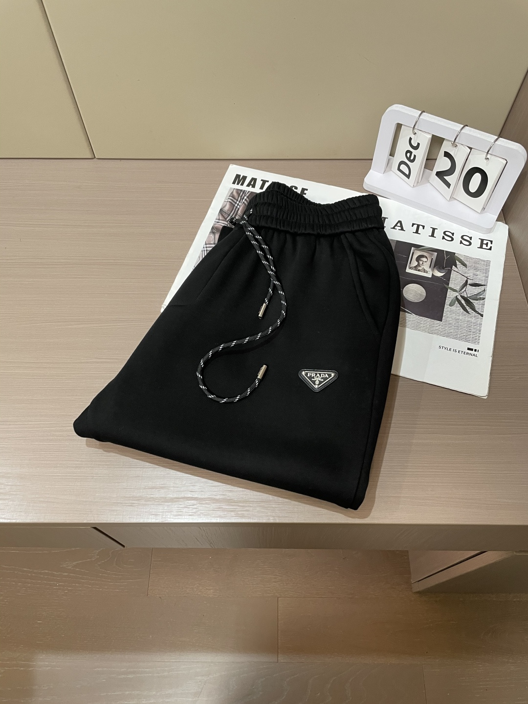 Prad 2025秋冬最新休闲裤 内里加绒，非常保暖！版型超赞，能很好的修复各种腿型，非常个性！柔软排汗