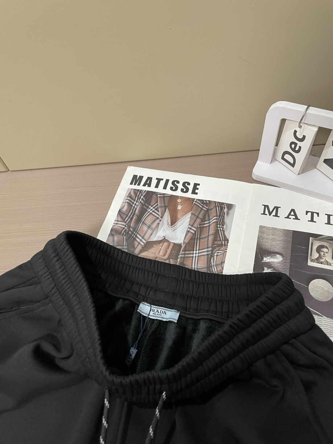 Prad 2025秋冬最新休闲裤 内里加绒，非常保暖！版型超赞，能很好的修复各种腿型，非常个性！柔软排汗