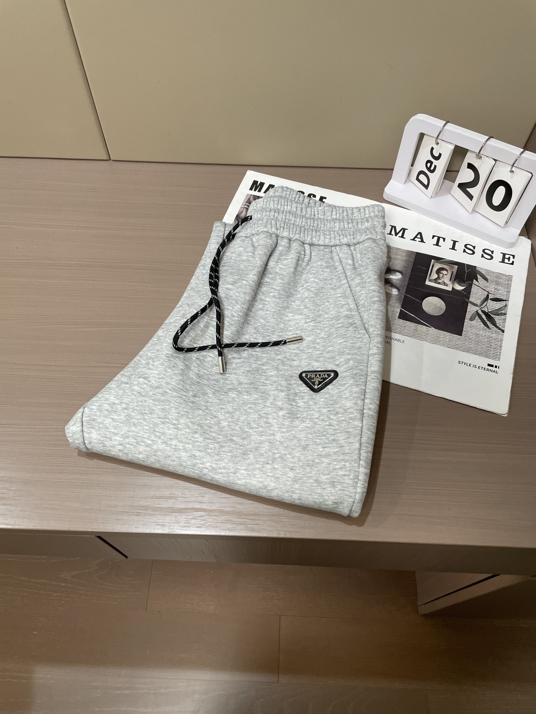 Prad 2025秋冬最新休闲裤 内里加绒，非常保暖！版型超赞，能很好的修复各种腿型，非常个性！柔软排汗
