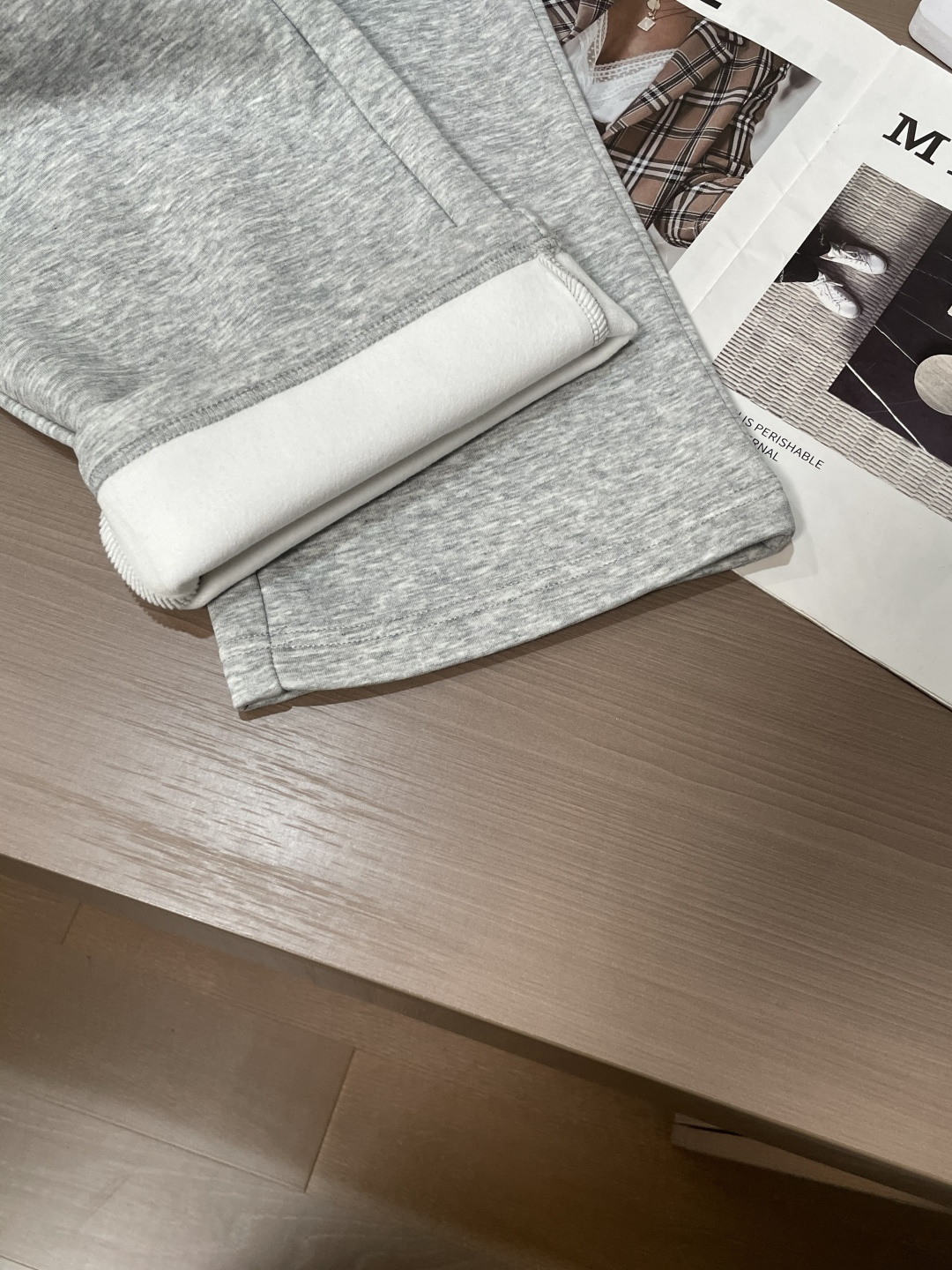 Prad 2025秋冬最新休闲裤 内里加绒，非常保暖！版型超赞，能很好的修复各种腿型，非常个性！柔软排汗