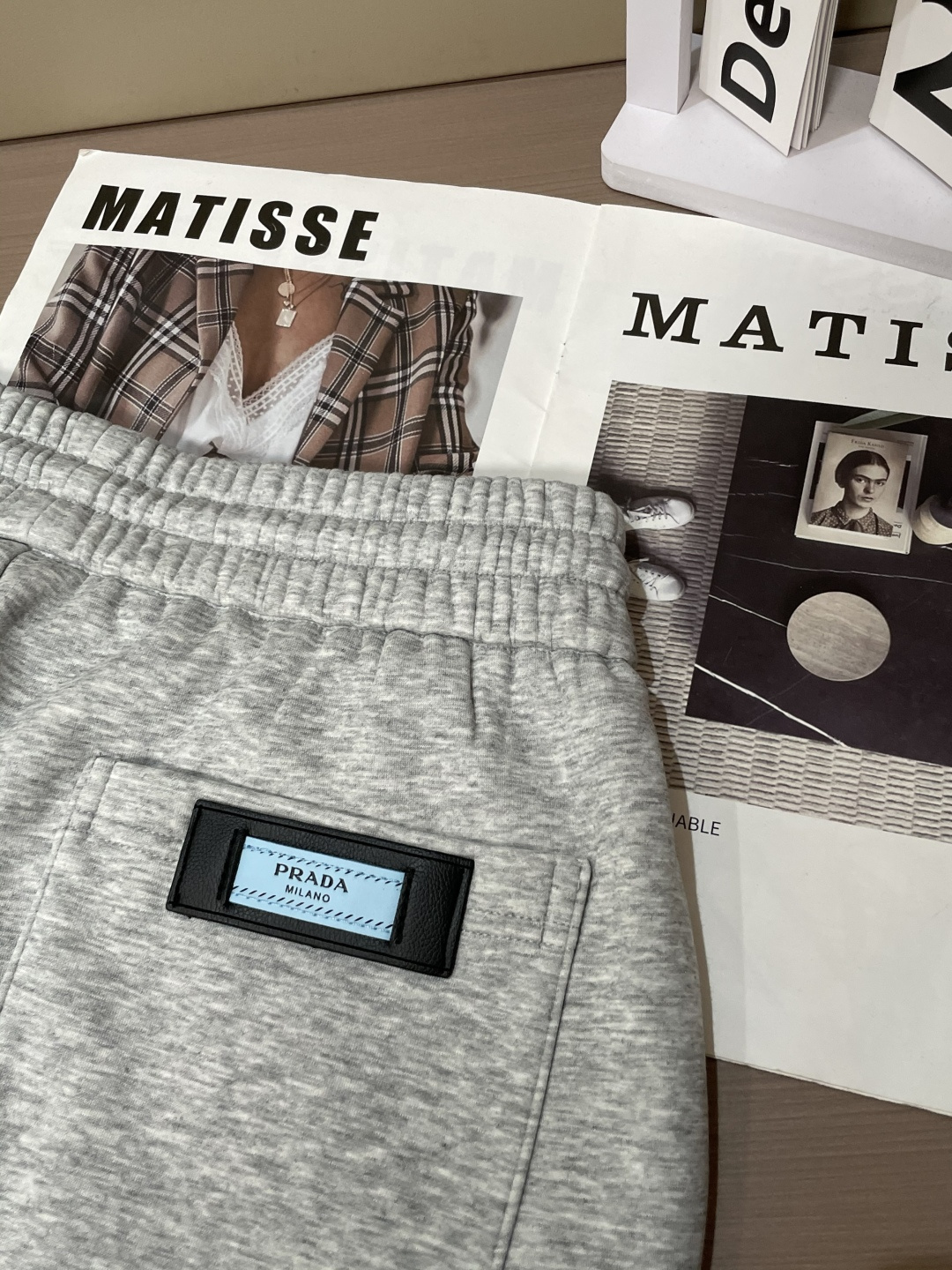 Prad 2025秋冬最新休闲裤 内里加绒，非常保暖！版型超赞，能很好的修复各种腿型，非常个性！柔软排汗