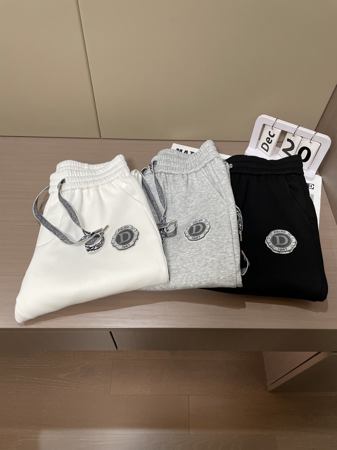 Dior 2025秋冬最新休闲裤 内里加绒，非常保暖！版型超赞，能很好的修复各种腿型，非常个性！柔软排汗