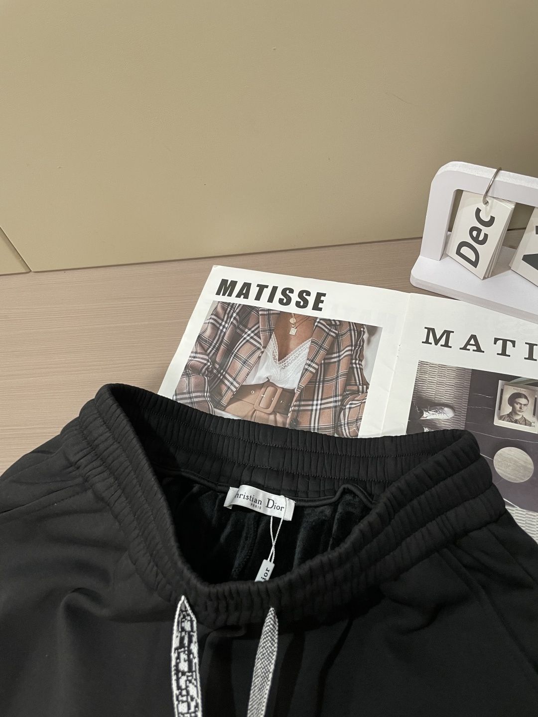 Dior 2025秋冬最新休闲裤 内里加绒，非常保暖！版型超赞，能很好的修复各种腿型，非常个性！柔软排汗
