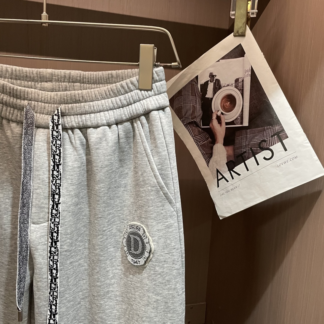 Dior 2025秋冬最新休闲裤 内里加绒，非常保暖！版型超赞，能很好的修复各种腿型，非常个性！柔软排汗