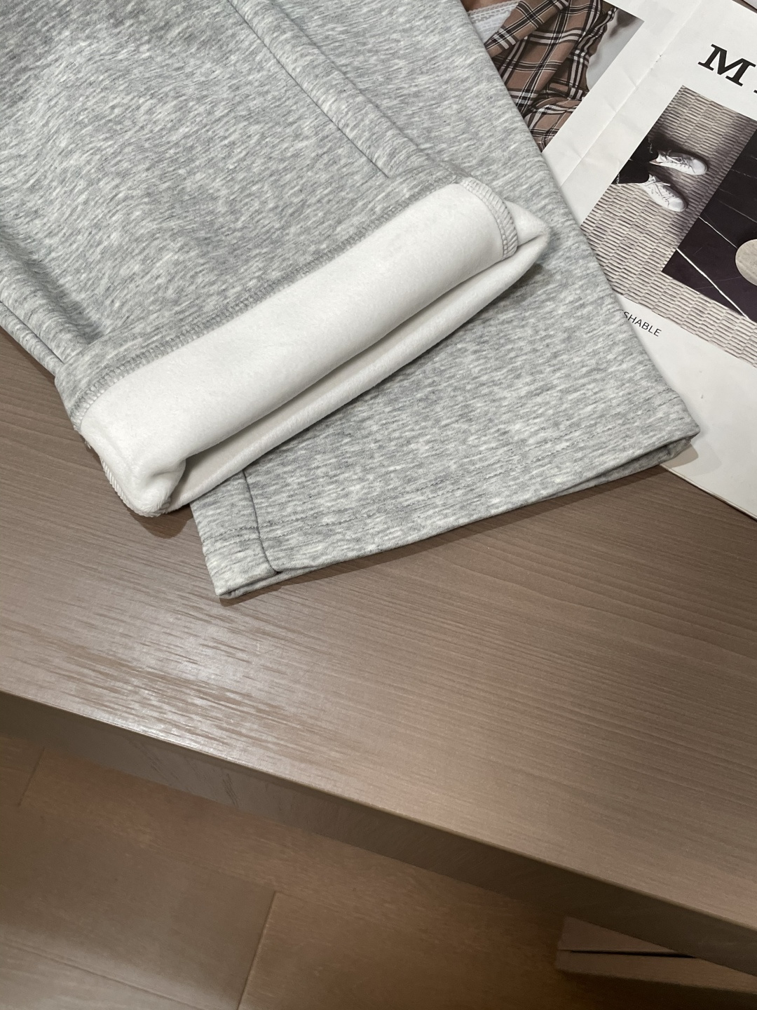 Dior 2025秋冬最新休闲裤 内里加绒，非常保暖！版型超赞，能很好的修复各种腿型，非常个性！柔软排汗