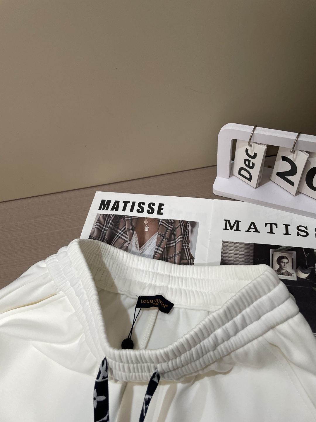 Lv 2025秋冬最新休闲裤 内里加绒，非常保暖！版型超赞，能很好的修复各种腿型，非常个性！柔软排汗，舒