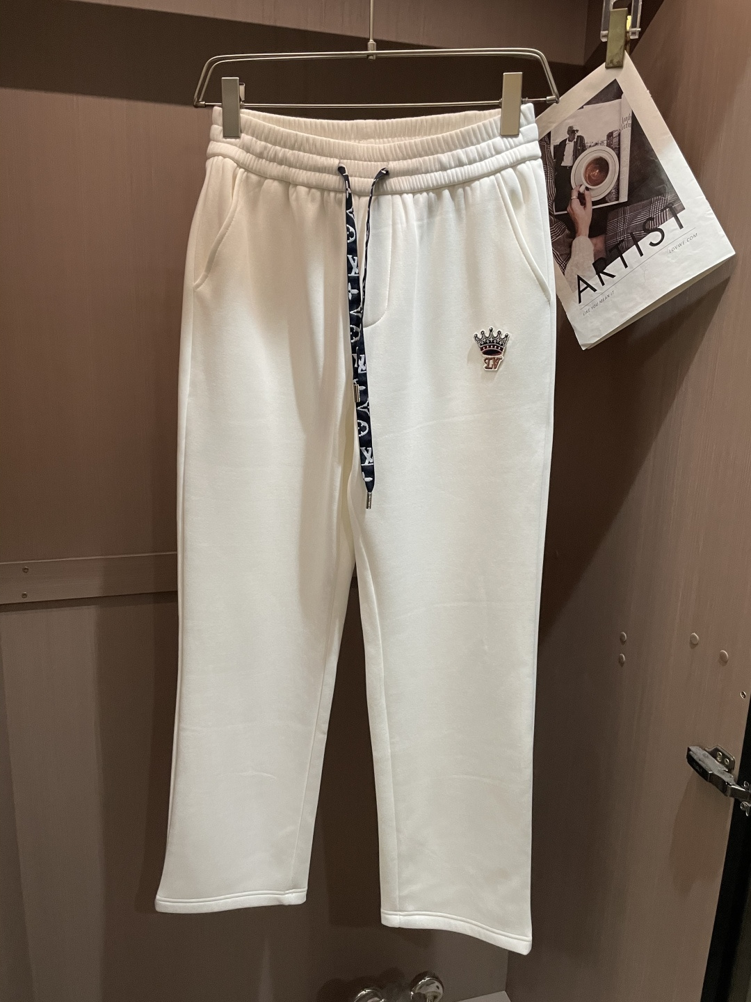 Lv 2025秋冬最新休闲裤 内里加绒，非常保暖！版型超赞，能很好的修复各种腿型，非常个性！柔软排汗，舒