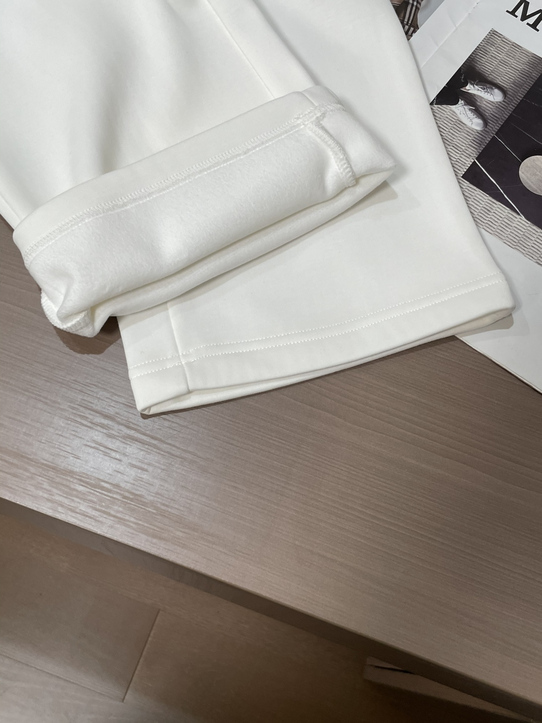 Lv 2025秋冬最新休闲裤 内里加绒，非常保暖！版型超赞，能很好的修复各种腿型，非常个性！柔软排汗，舒