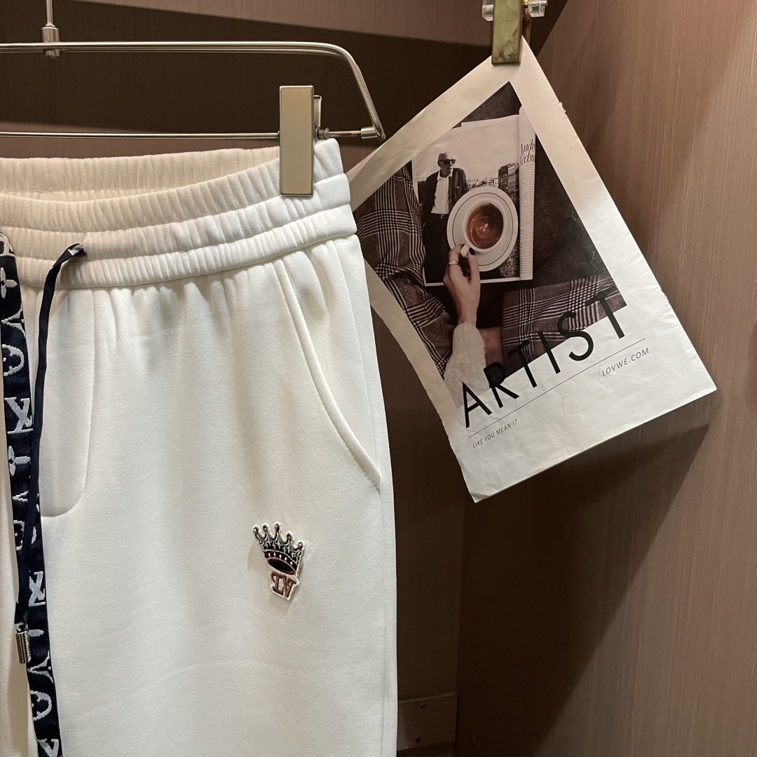 Lv 2025秋冬最新休闲裤 内里加绒，非常保暖！版型超赞，能很好的修复各种腿型，非常个性！柔软排汗，舒