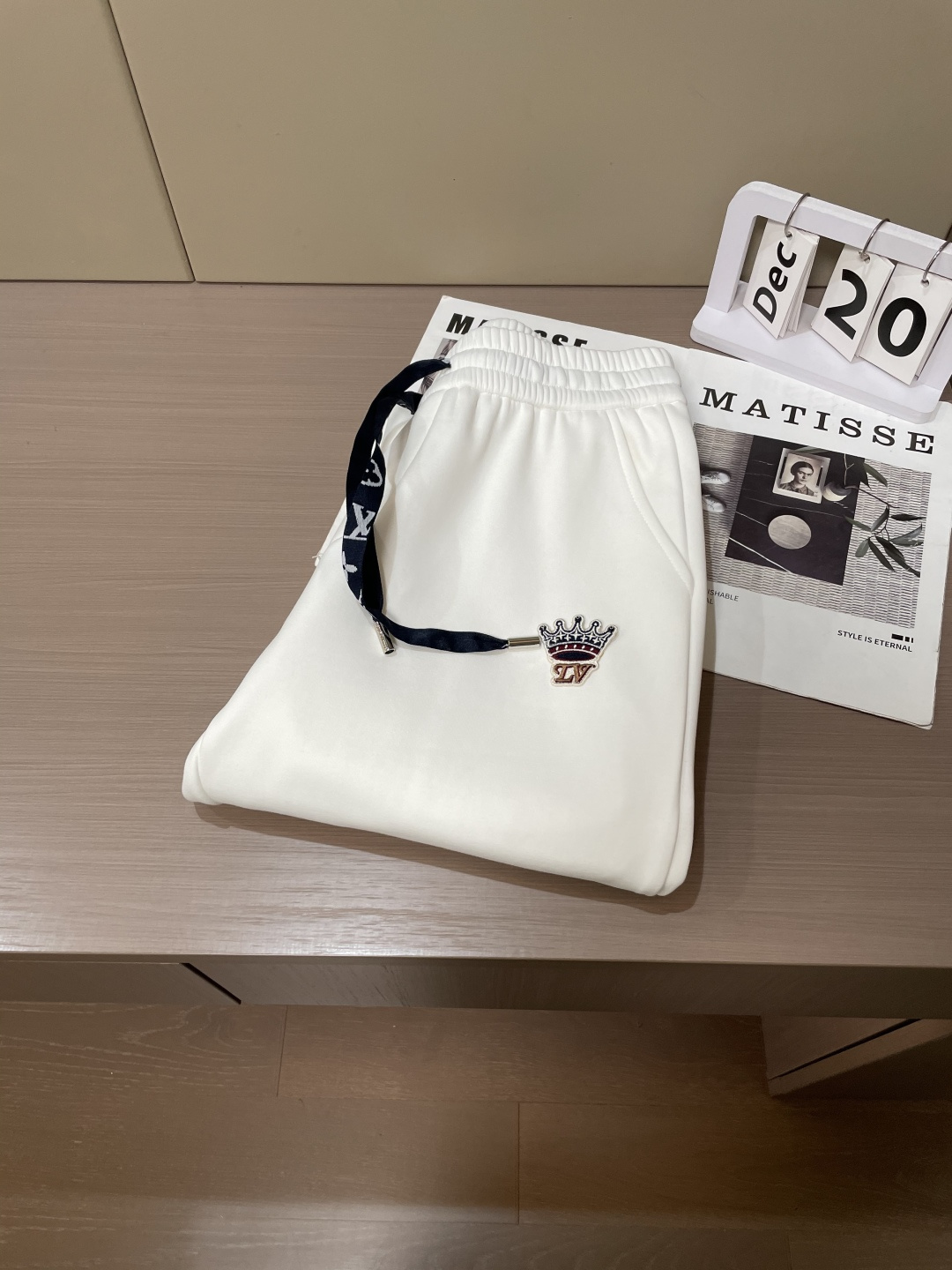 Lv 2025秋冬最新休闲裤 内里加绒，非常保暖！版型超赞，能很好的修复各种腿型，非常个性！柔软排汗，舒