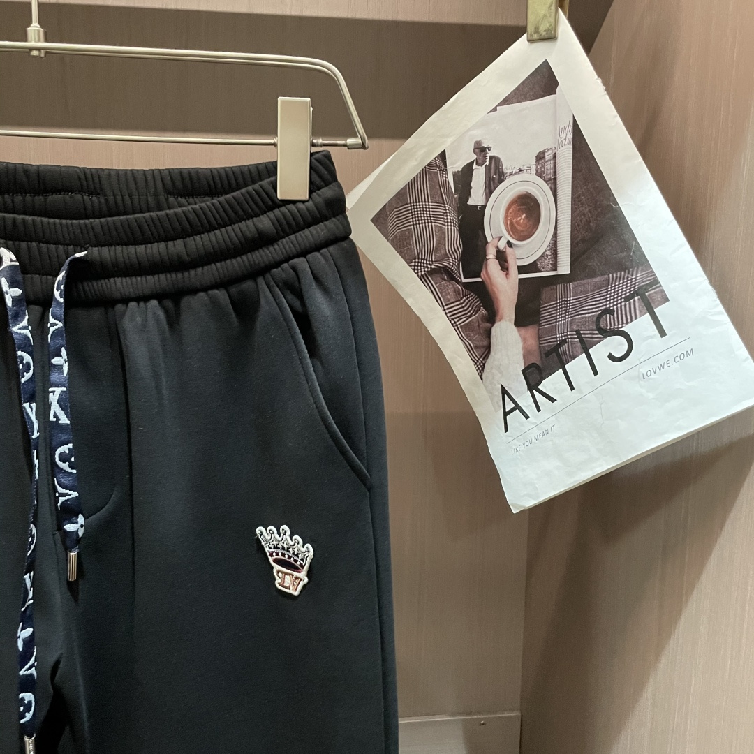 Lv 2025秋冬最新休闲裤 内里加绒，非常保暖！版型超赞，能很好的修复各种腿型，非常个性！柔软排汗，舒