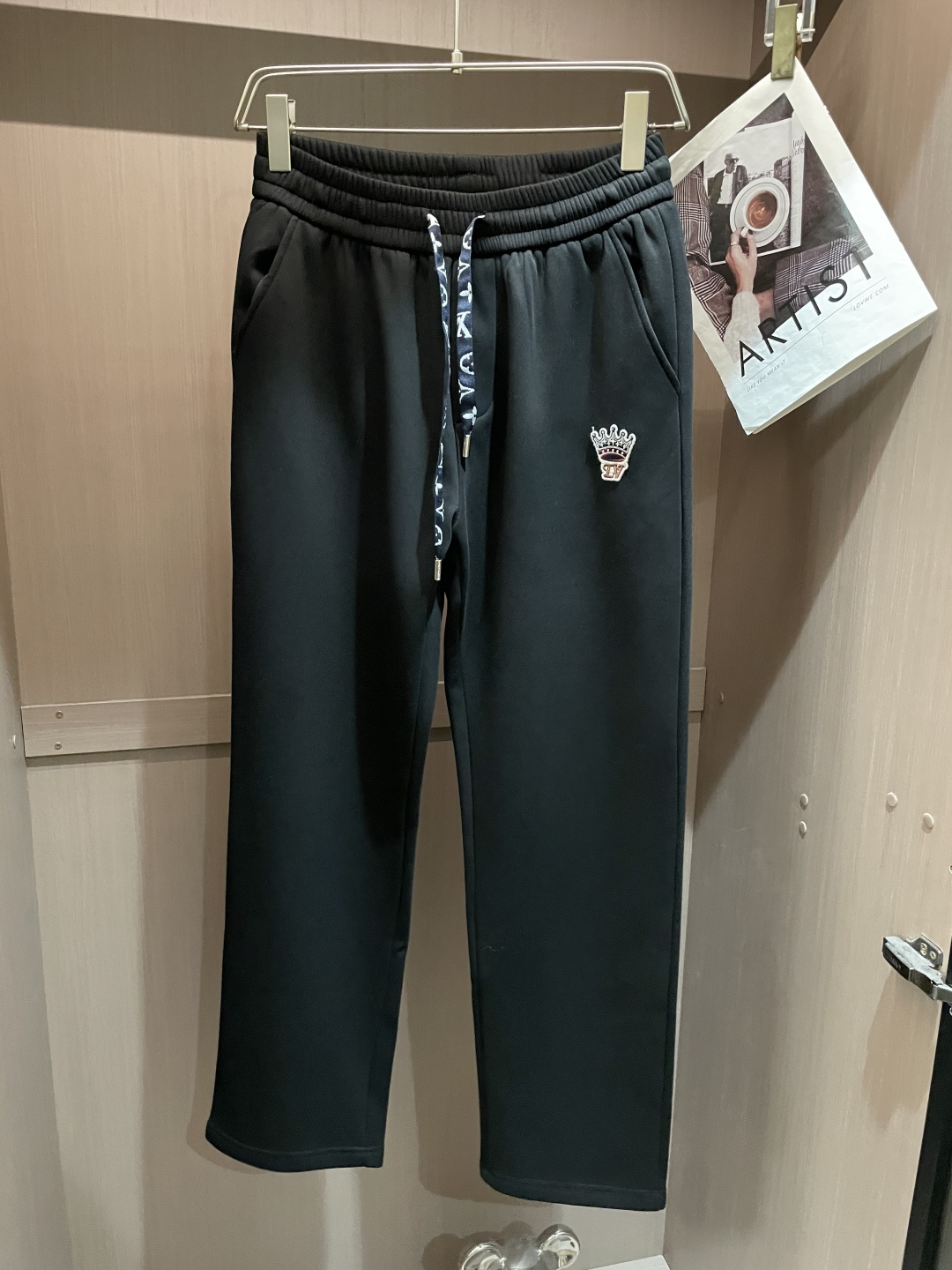 Lv 2025秋冬最新休闲裤 内里加绒，非常保暖！版型超赞，能很好的修复各种腿型，非常个性！柔软排汗，舒