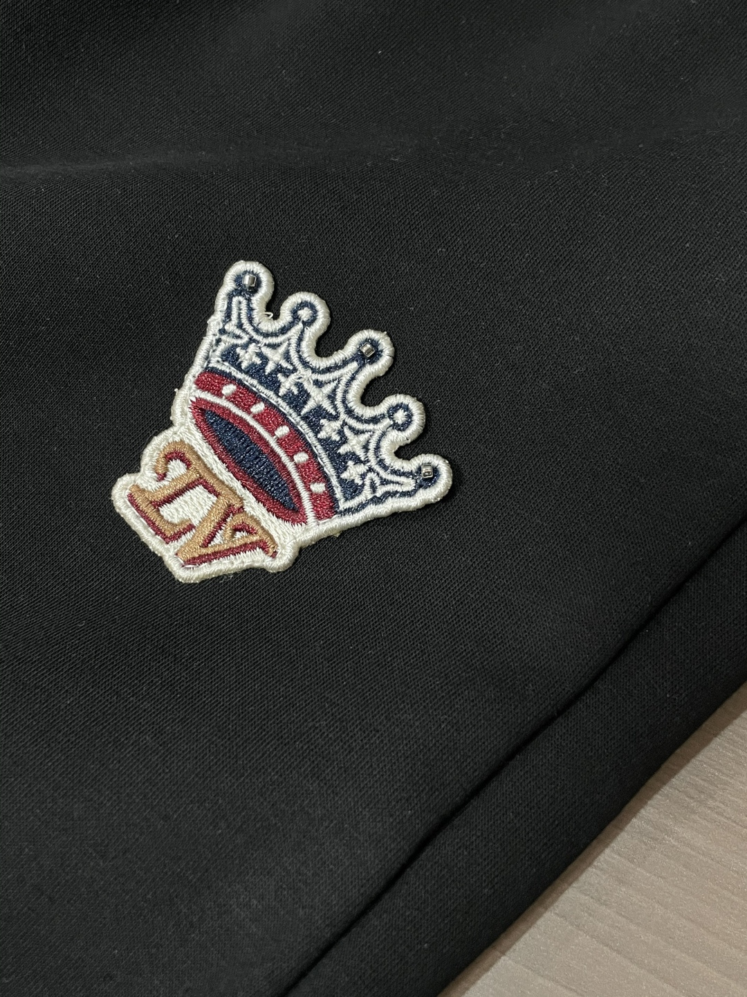 Lv 2025秋冬最新休闲裤 内里加绒，非常保暖！版型超赞，能很好的修复各种腿型，非常个性！柔软排汗，舒